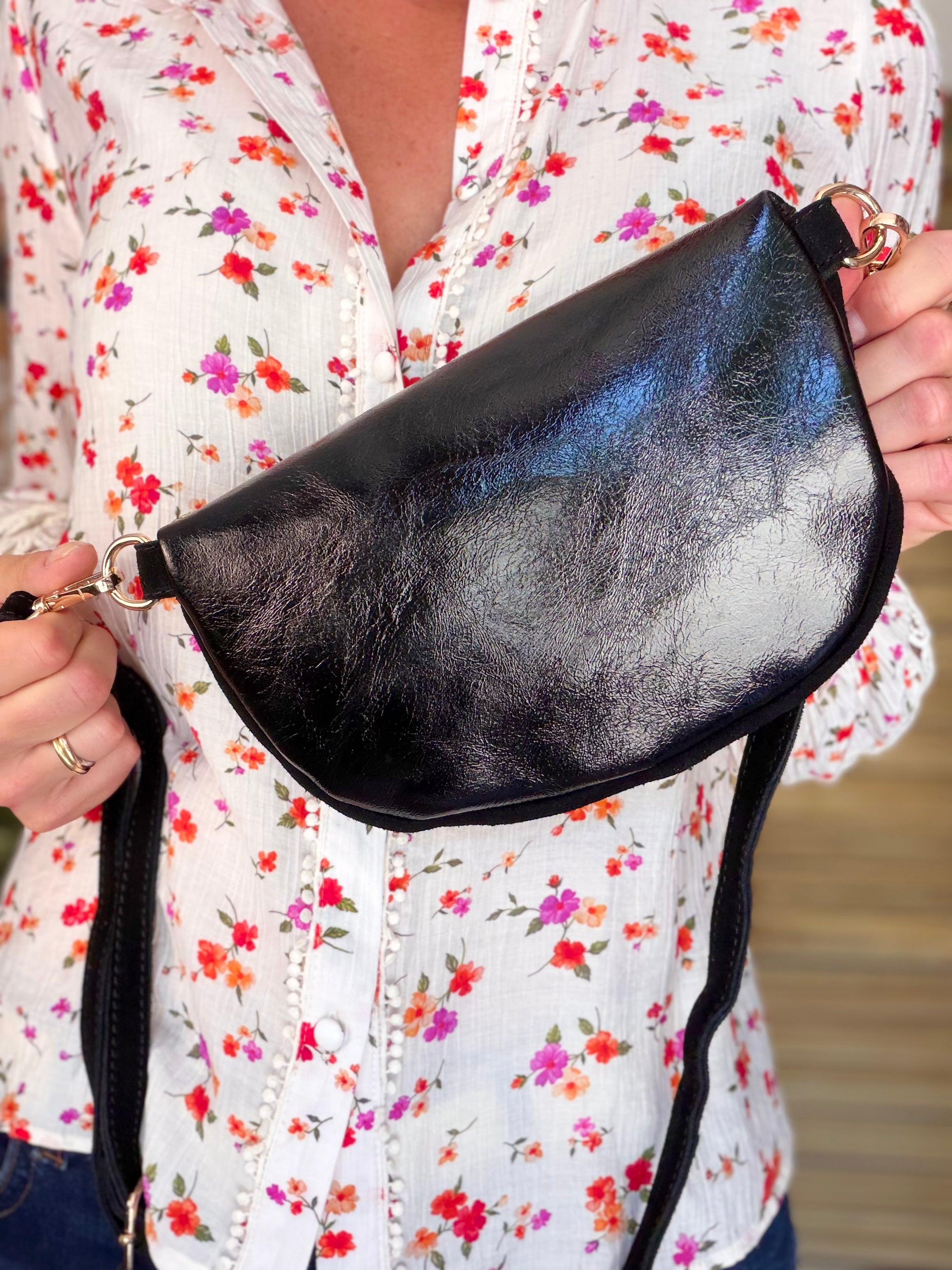 Sac banane M bi-matière en cuir irisé et velours 24cm - POLLY- Noir