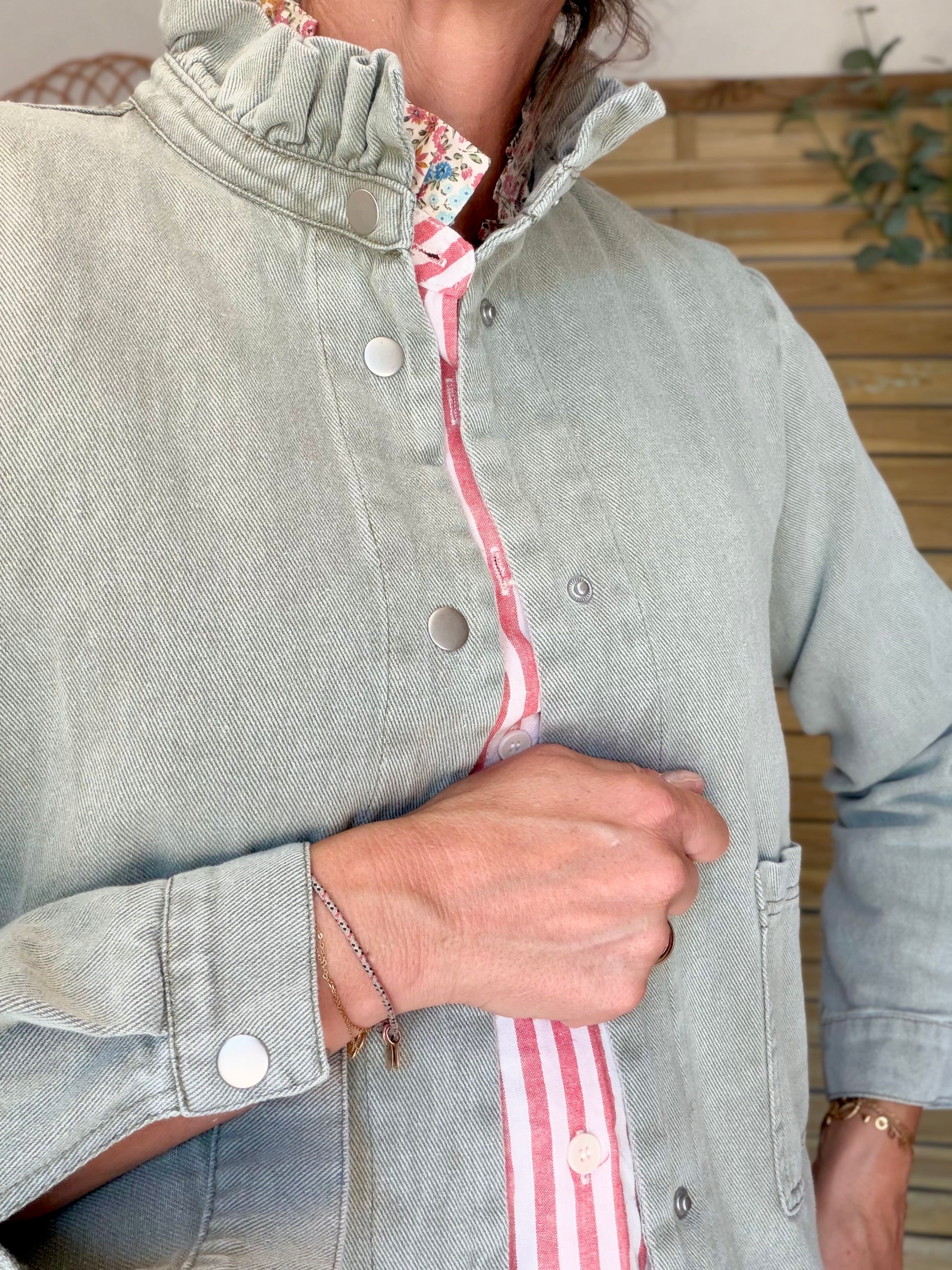 Veste courte légère col volanté JUNE - Kaki clair