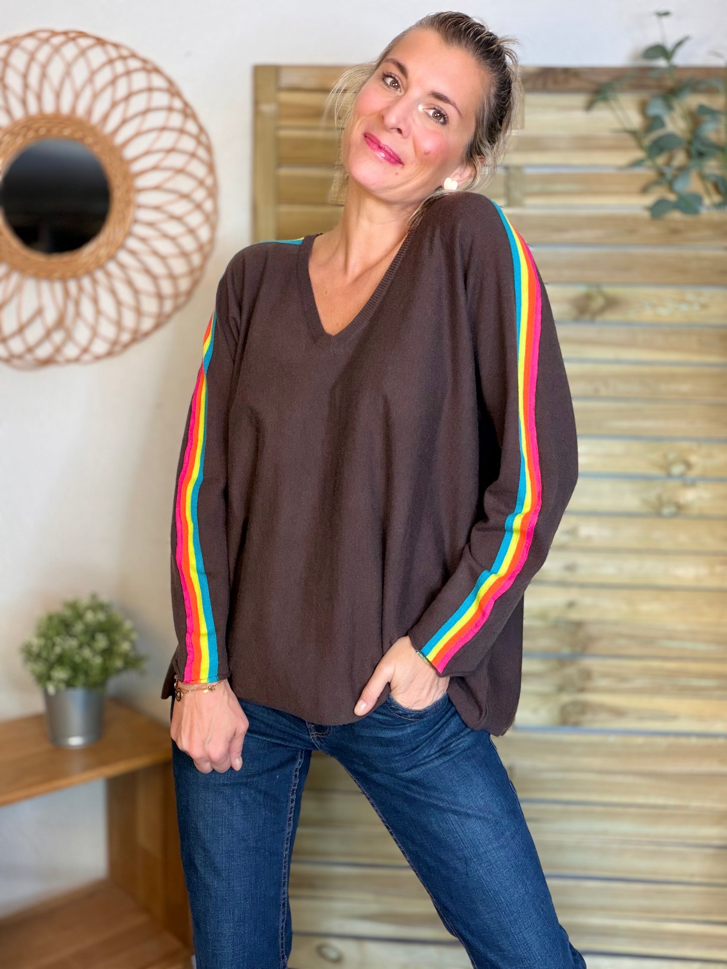 Pull fin avec bandes colorées, col V - RAINBOW OVERSIZE 🌈 Chocolat