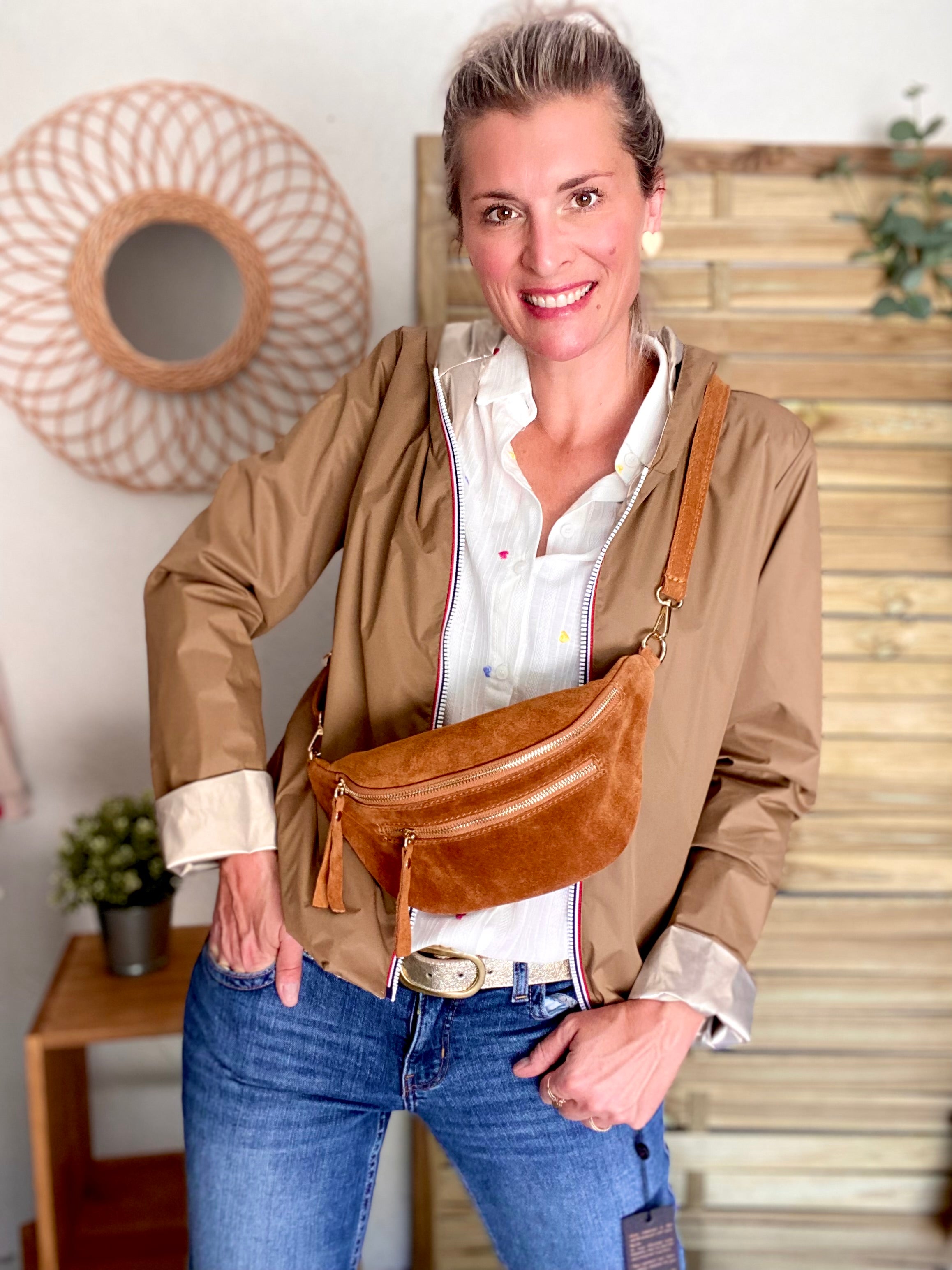 Sac banane avec poche avant, en cuir daim HOLLY - Camel