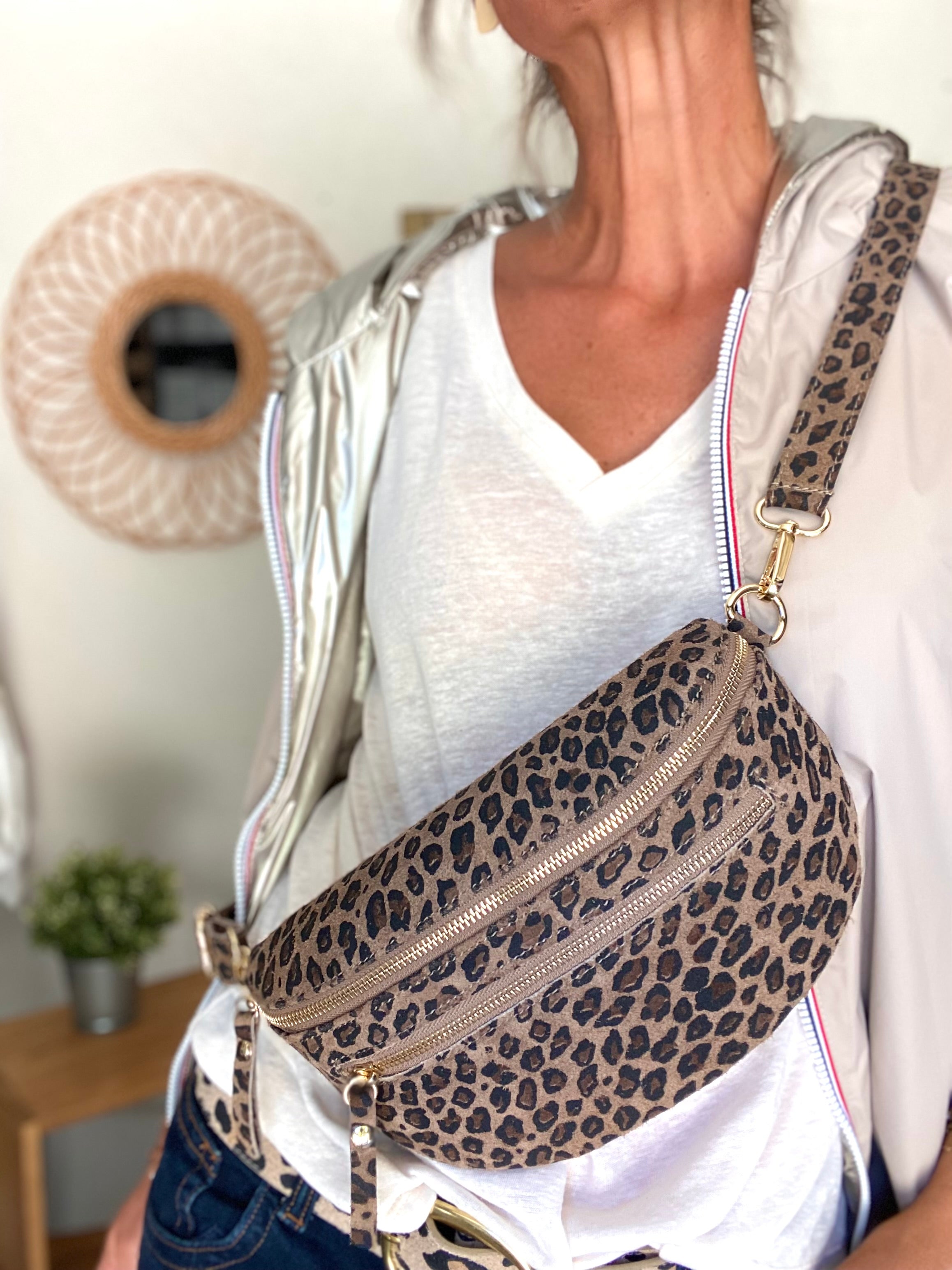 Sac banane en croûte de cuir Léo + poche avant ALISON - Léo taupe choco