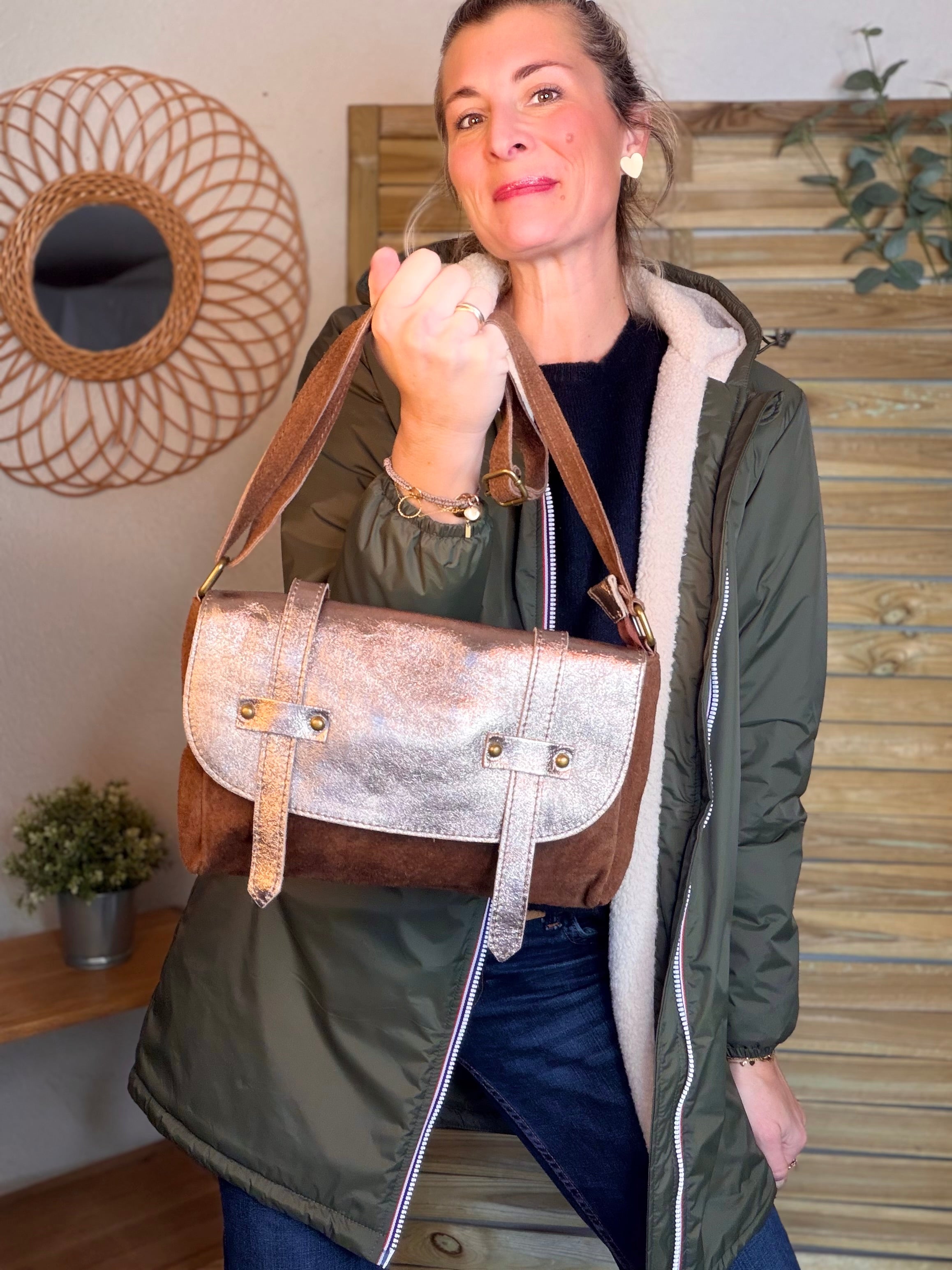 Sac bandoulière en cuir daim et irisé ESMÉE - Choco / Beige