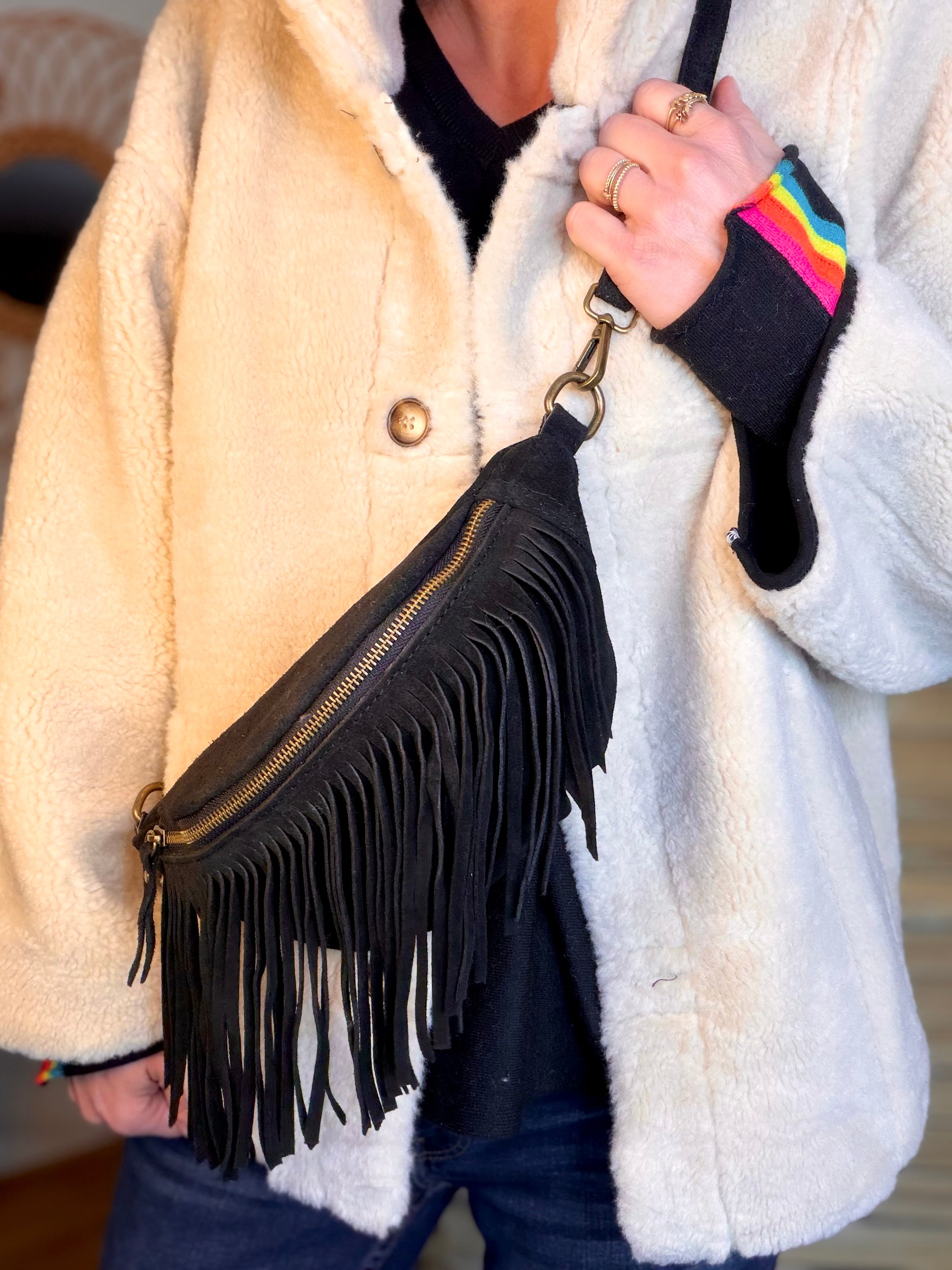 Sac banane avec franges en cuir daim - PIETRA - Noir