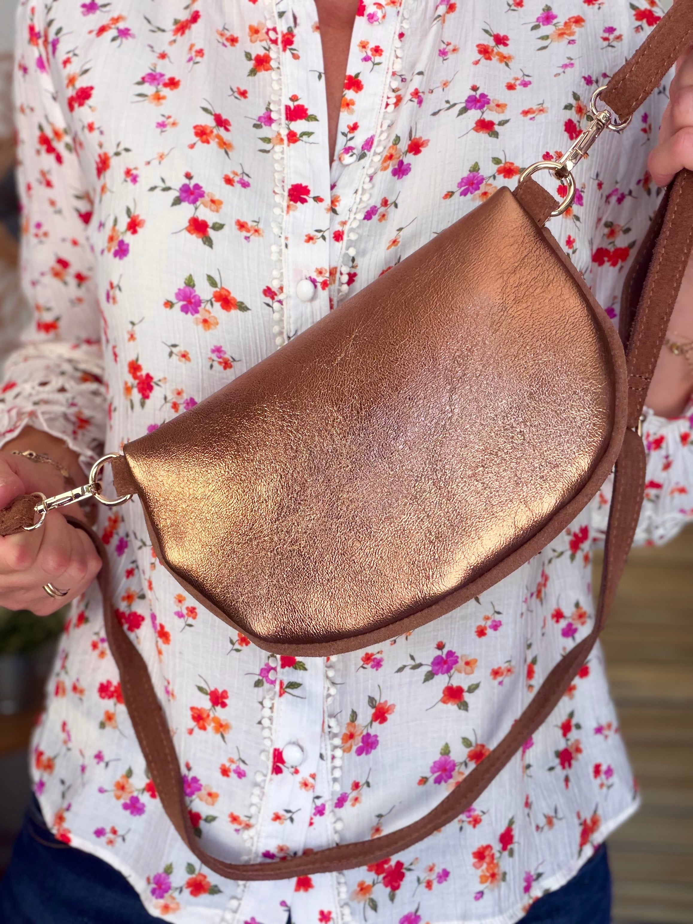 Sac banane M bi-matière en cuir irisé et velours 24cm - POLLY- Choco/Bronze