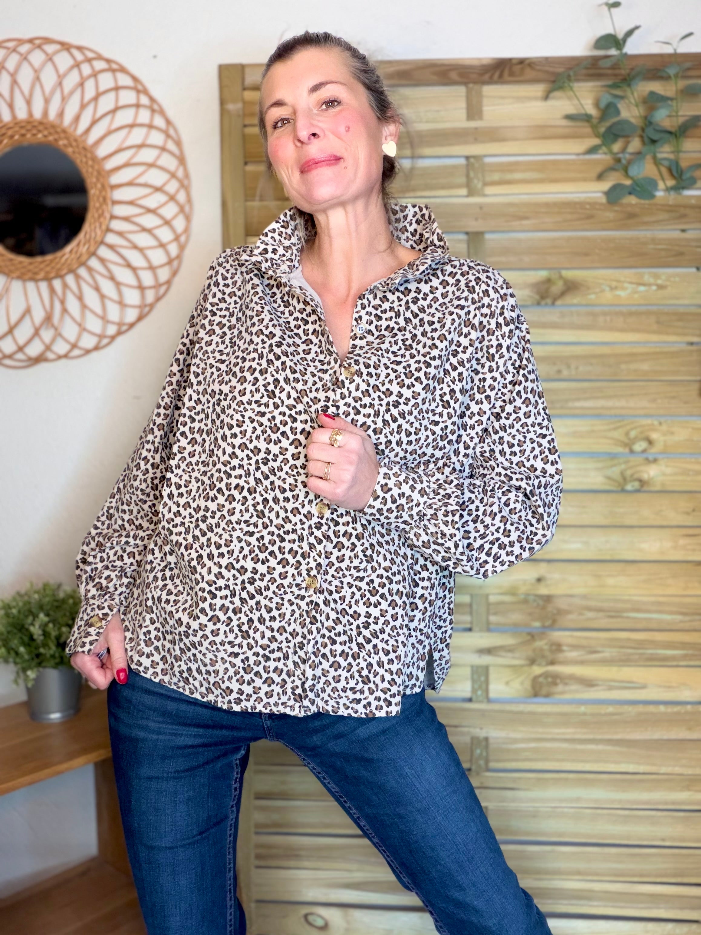 Chemise en velours côtelé fin coton, col volanté FRIDA - Léo beige 🐆