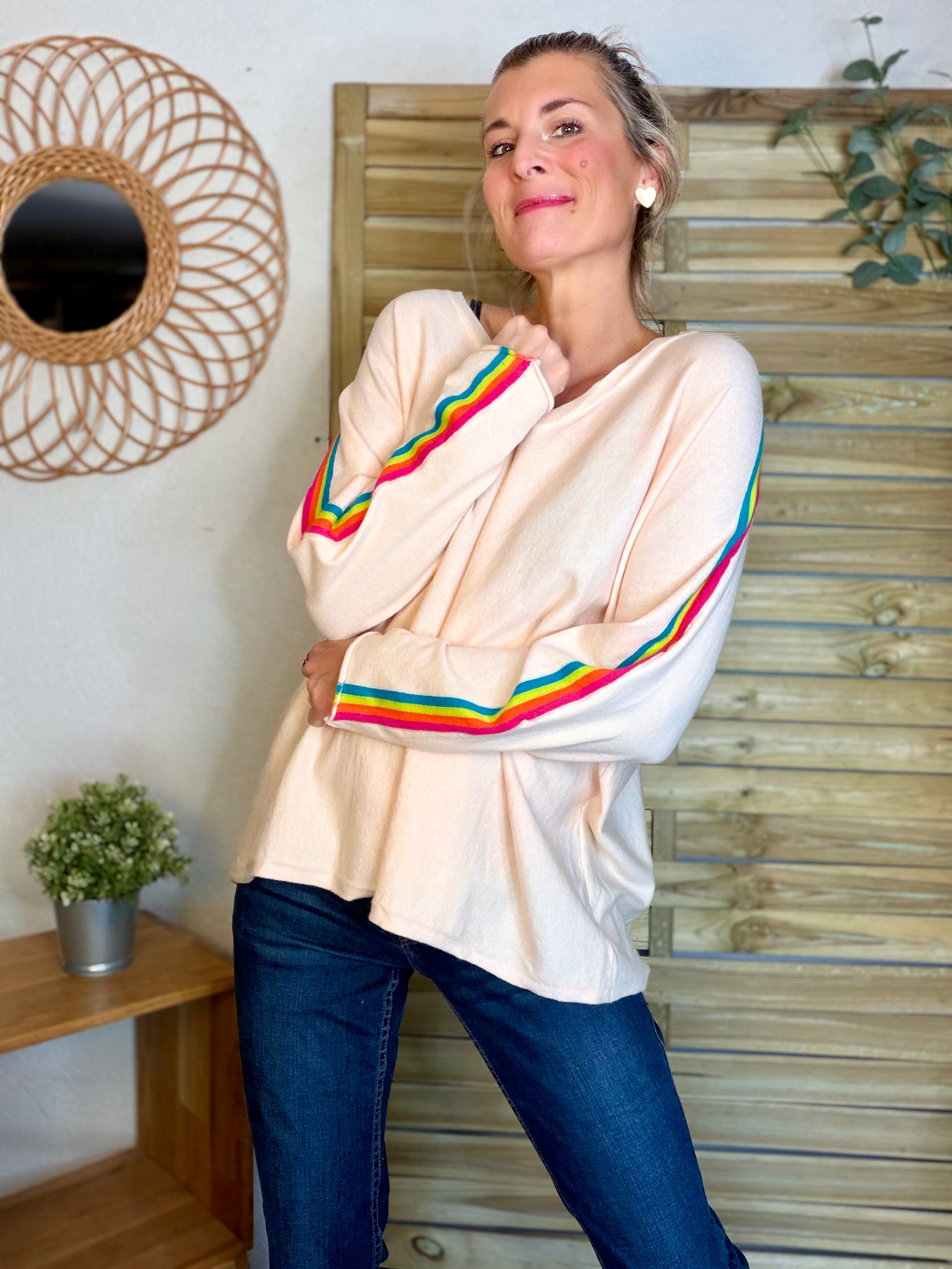 Pull fin avec bandes colorées, col V - RAINBOW OVERSIZE 🌈 Rose orangé