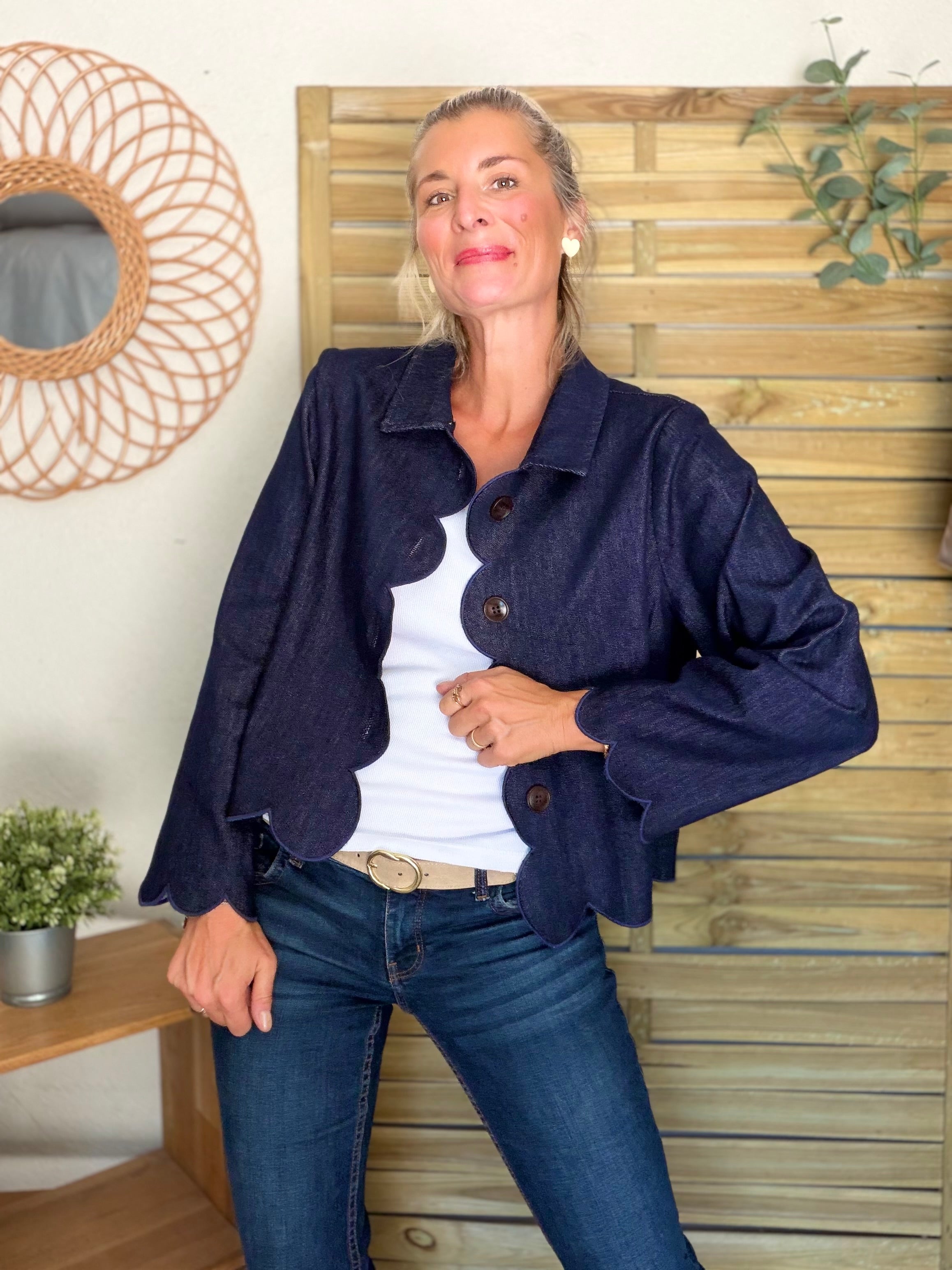 Veste courte à bords festonnés en denim CALISTE - Bleu brut