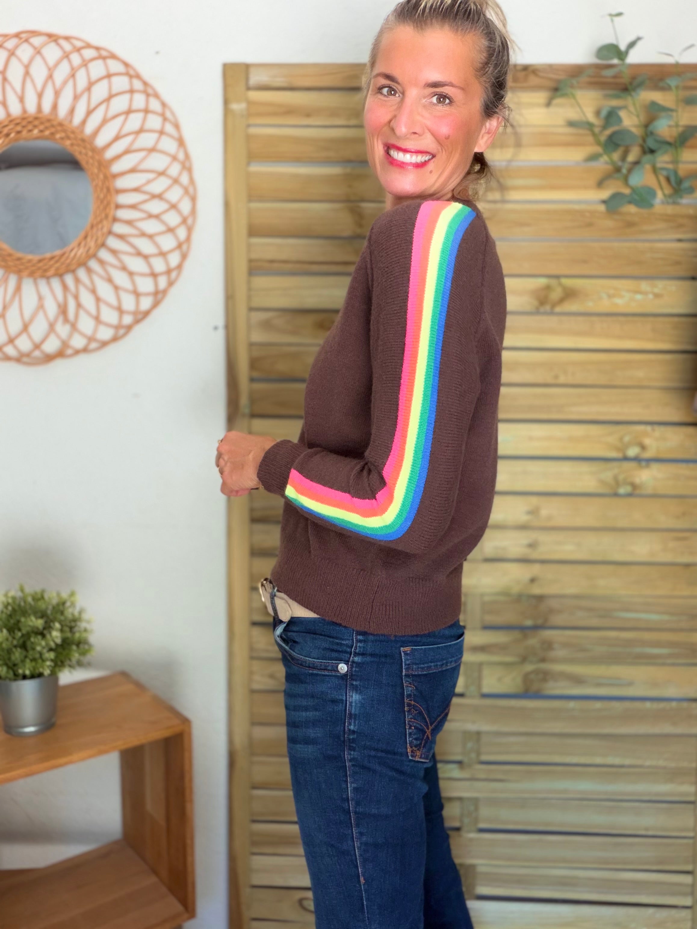 Pull épais avec bandes colorées, col V - RAINBOW 🌈 Chocolat - Winter 2026