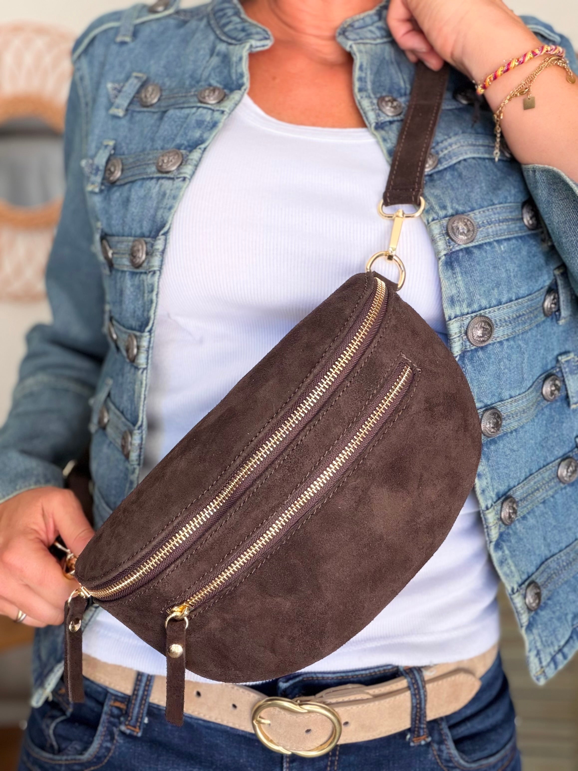 Sac banane en croûte de cuir + poche avant ALISON - Chocolat