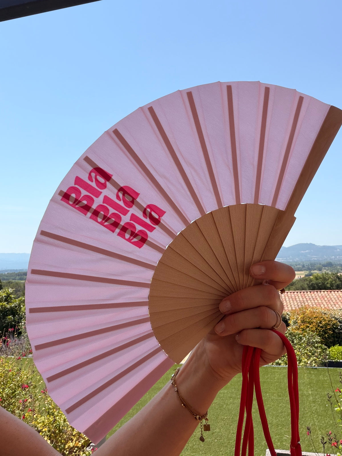 Éventail coloré à message avec bandoulière