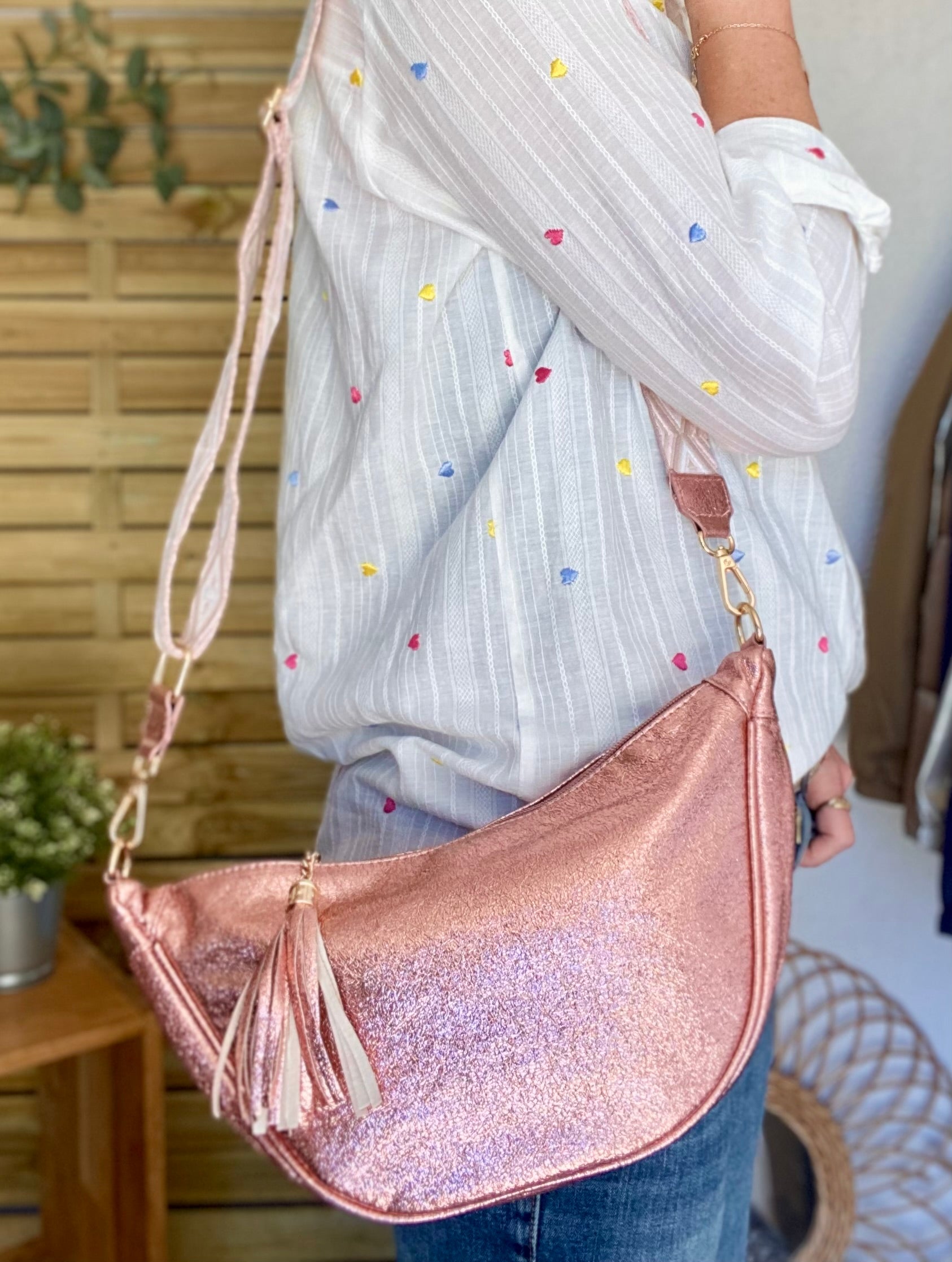 Sac besace demi-lune XL irisé, sangle fantaisie - AMY - Rose irisé