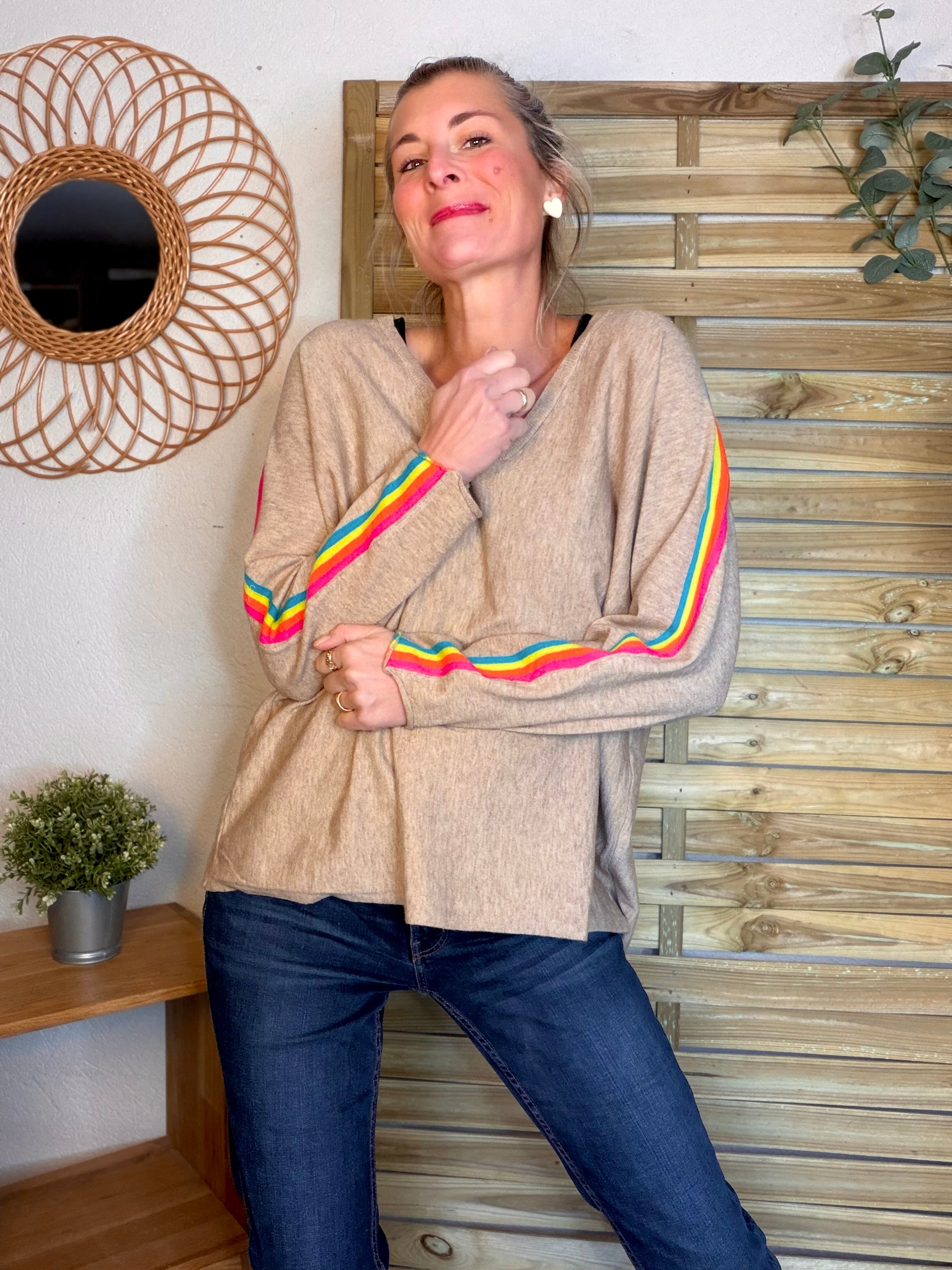 Pull fin avec bandes colorées, col V - RAINBOW OVERSIZE 🌈 Taupe