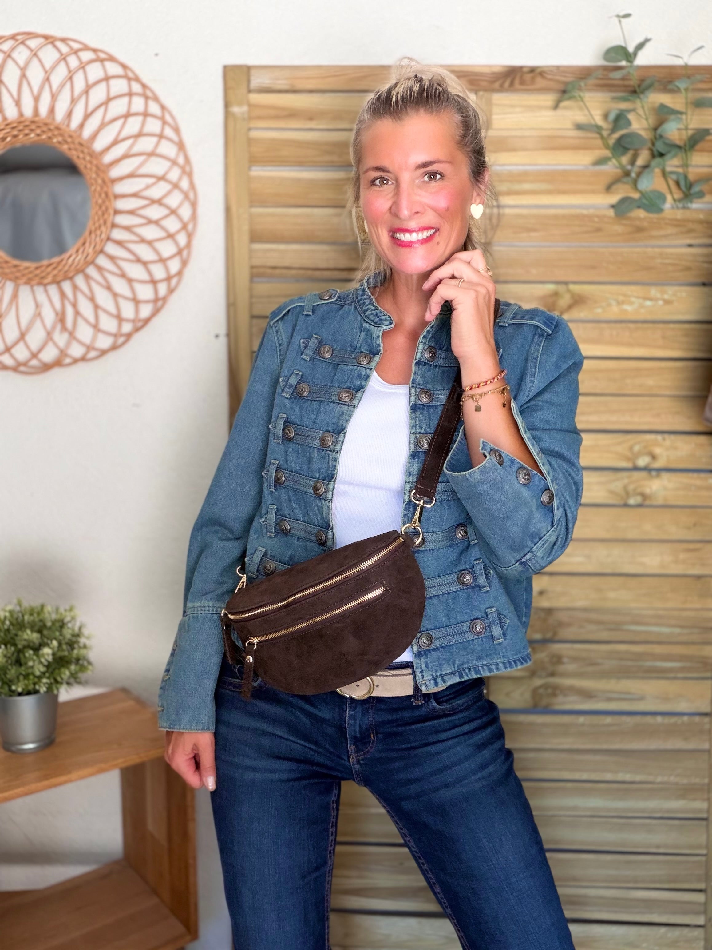 Sac banane en croûte de cuir + poche avant ALISON - Chocolat