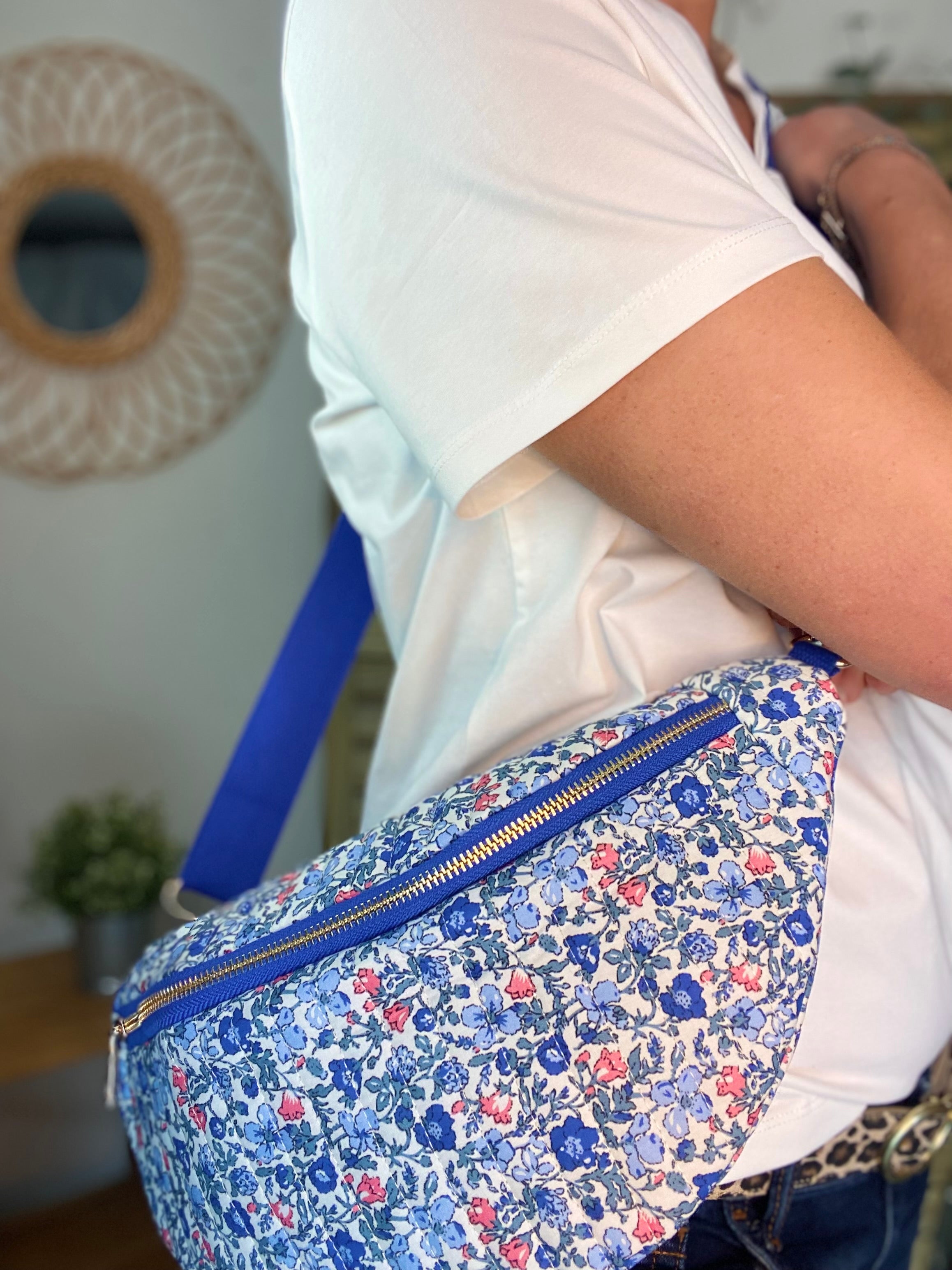 Sac banane XL - IVY - Bleu fleuri matelassé (20 coloris)