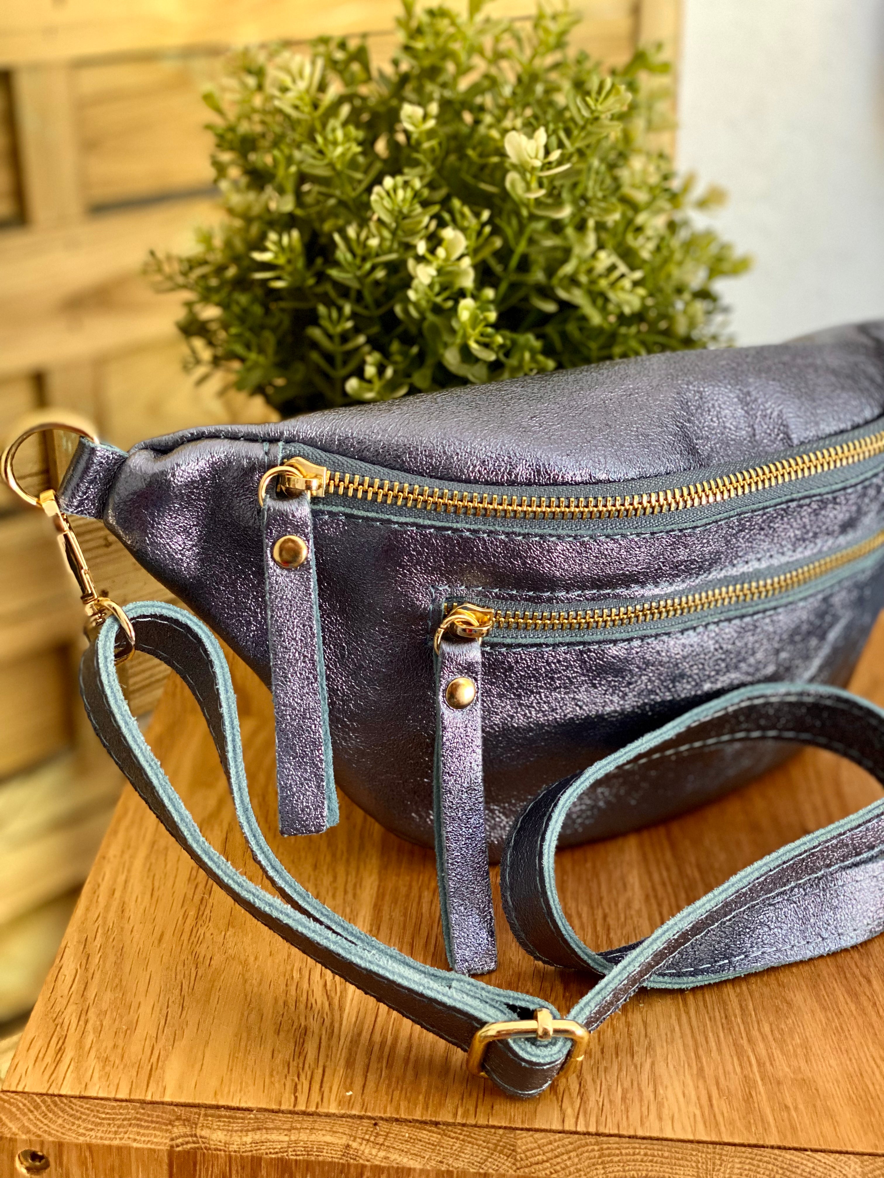 Sac banane en cuir irisé ERYN - Bleu Jean (9 coloris)