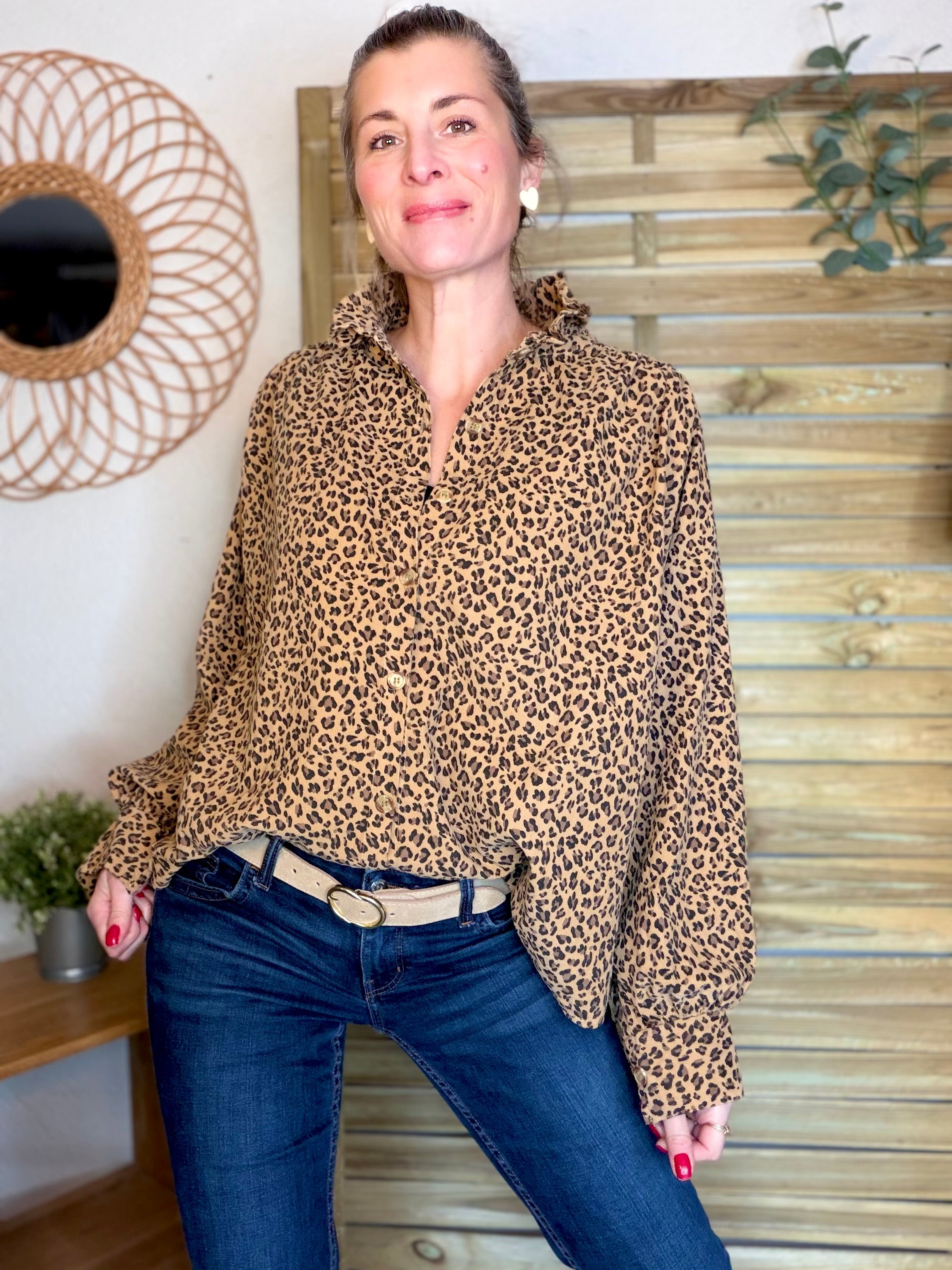Chemise en velours côtelé fin coton, col volanté FRIDA - Léo camel 🐆