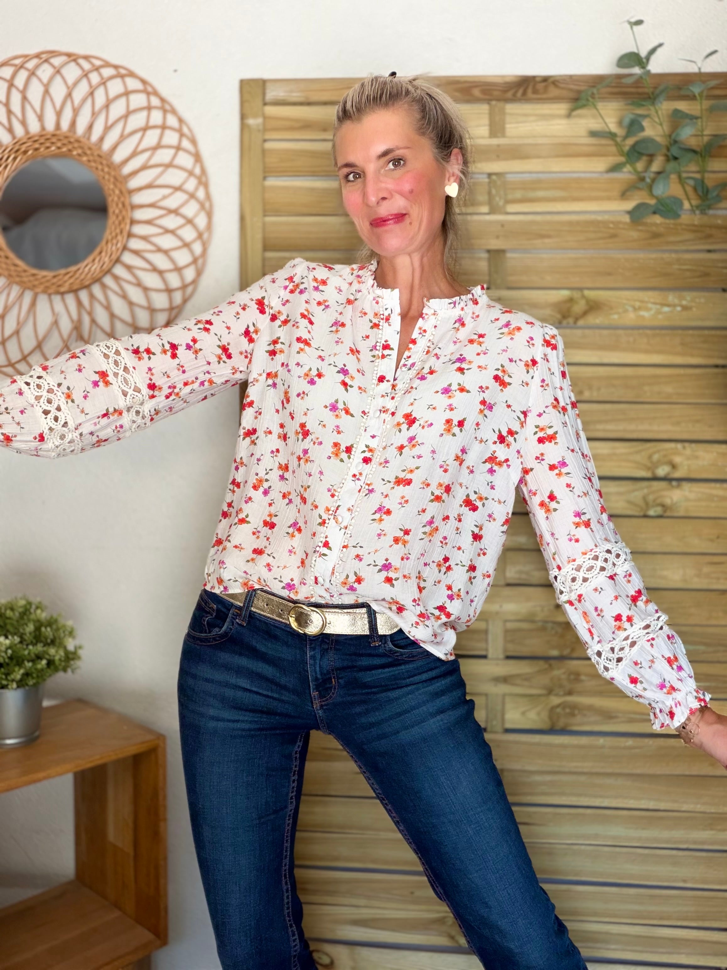 Blouse fleurie corail, manches ajourées SERVANE