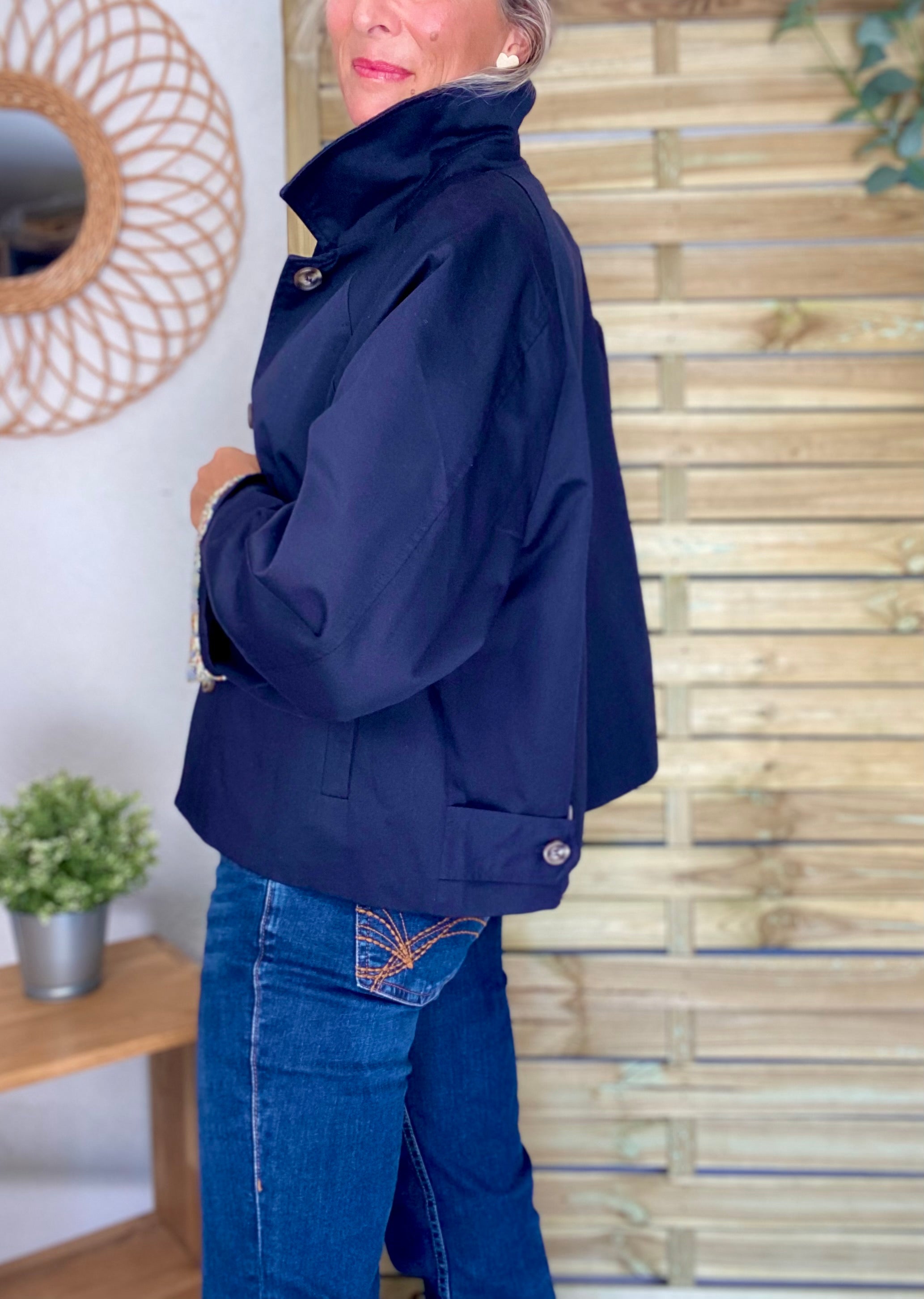 Veste Trench en coton bleu marine avec Liberty - MAHAUT