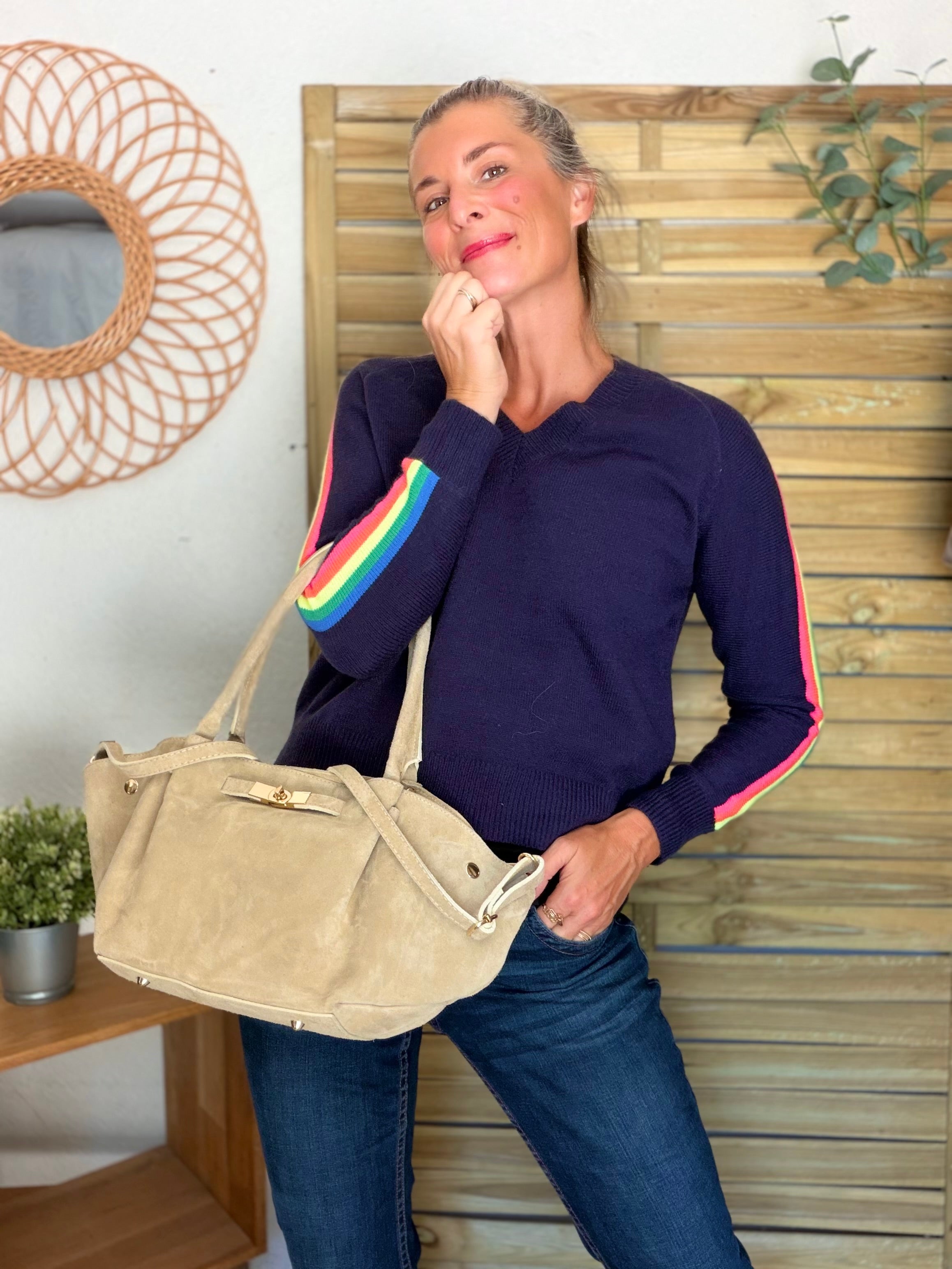 Pull épais avec bandes colorées, col V - RAINBOW 🌈 Bleu marine - Winter 2026