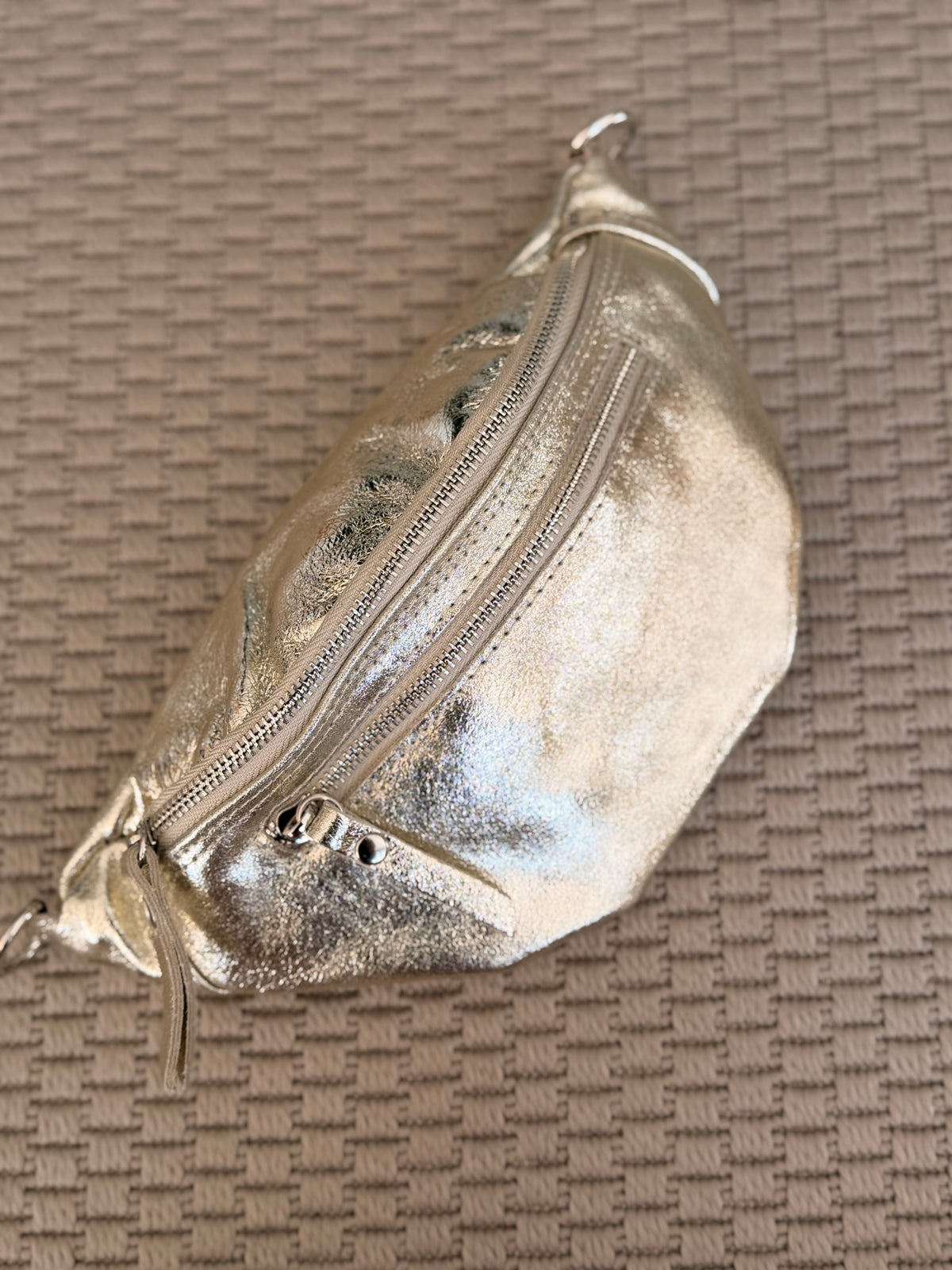 IMPERFECTION • Sac banane en cuir irisé double poche - OPALE - Doré / argent