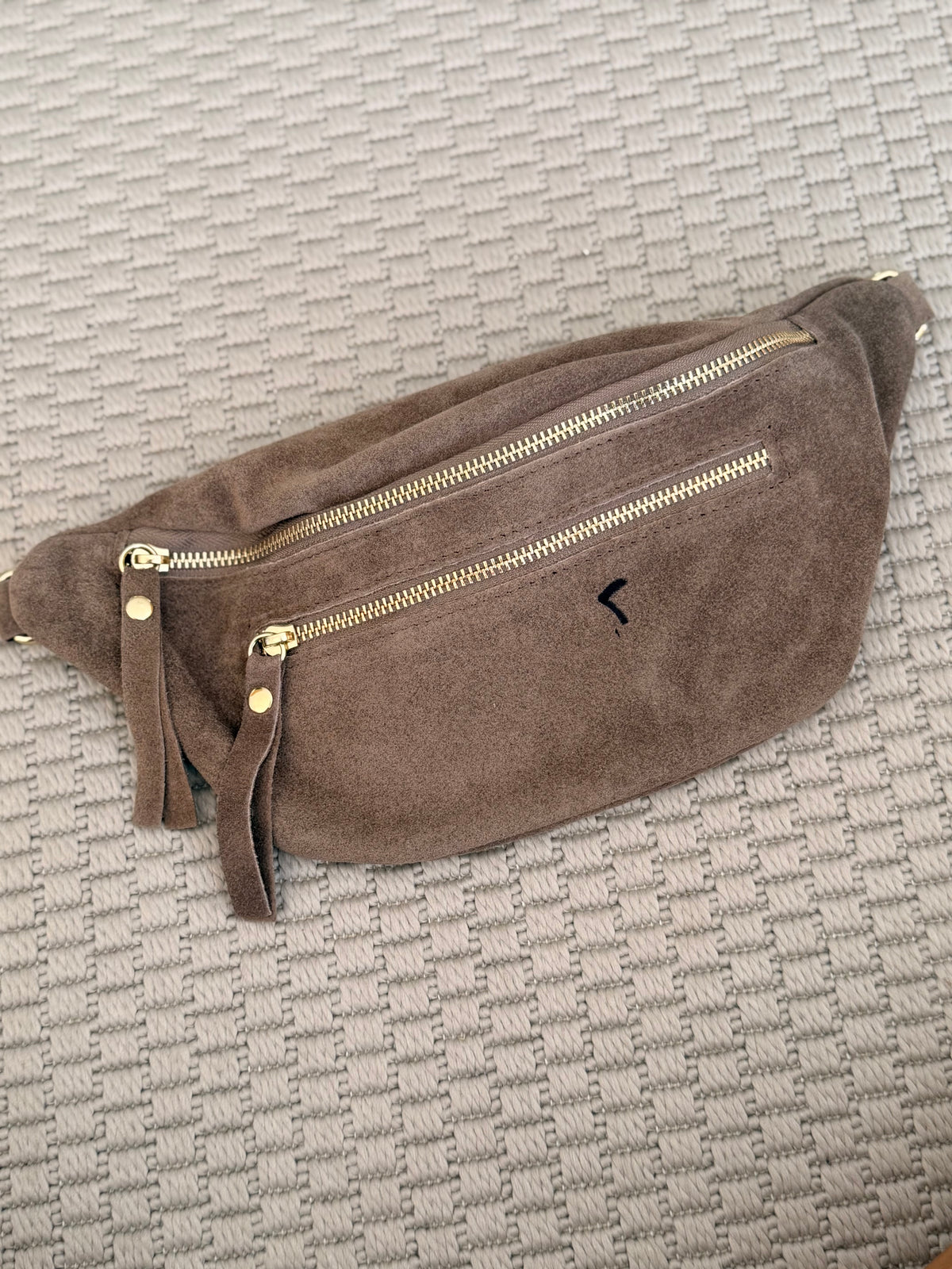 IMPERFECTION • Sac banane avec poche avant, en cuir daim HOLLY - Café