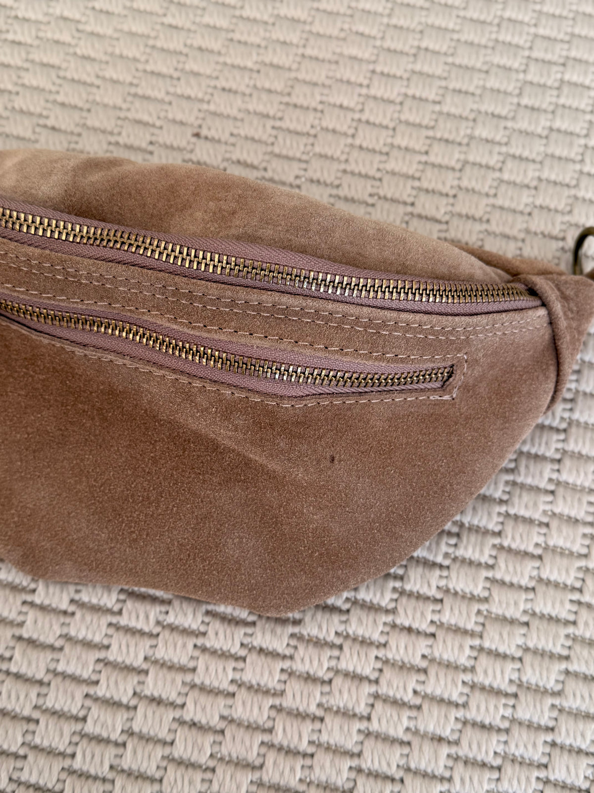 IMPERFECTION • Sac banane double poche en cuir daim - OPALINE - Taupe