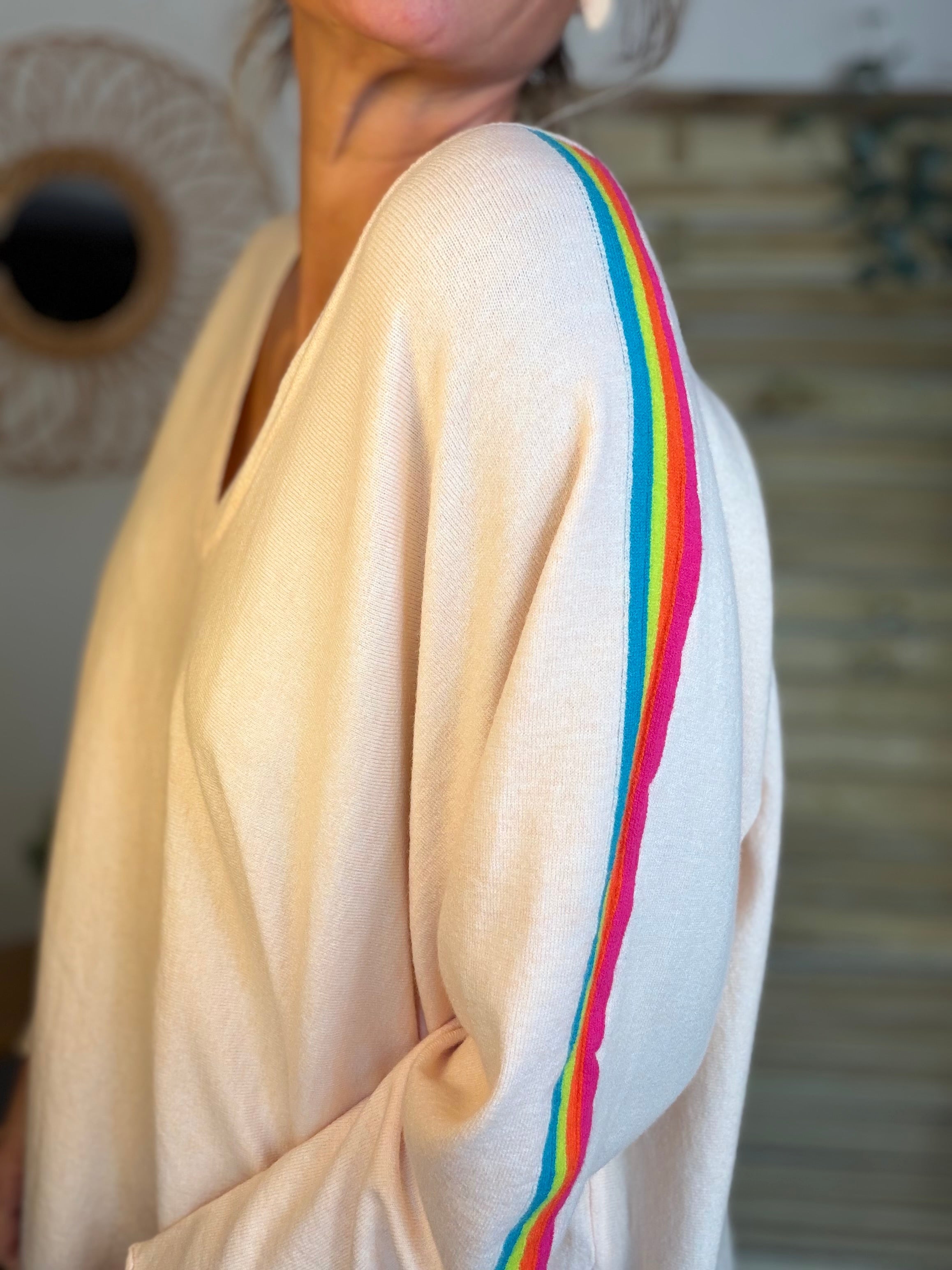 Pull fin avec bandes colorées, col V - RAINBOW OVERSIZE 🌈 Rose orangé