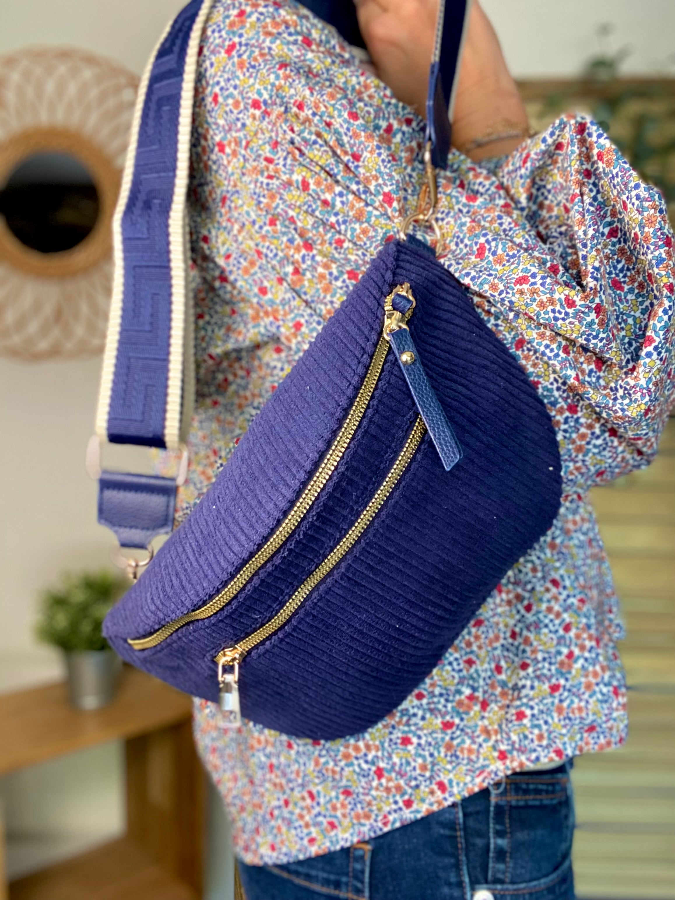 Sac banane L en velours côtelé 2 zips et sangle fantaisie - ASHLY - Bleu marine (côtelé large)