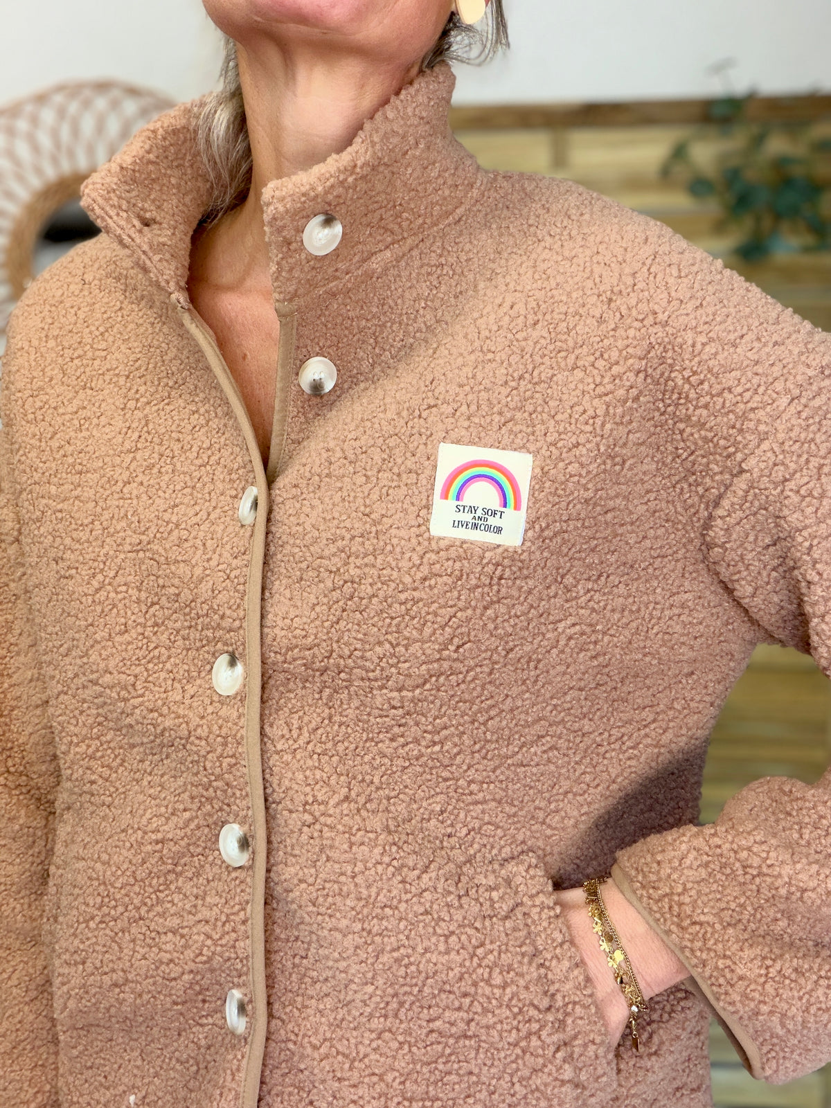 Veste Sherpa boutonnée écusson Arc-en-ciel ÉNORA Taupe rosé