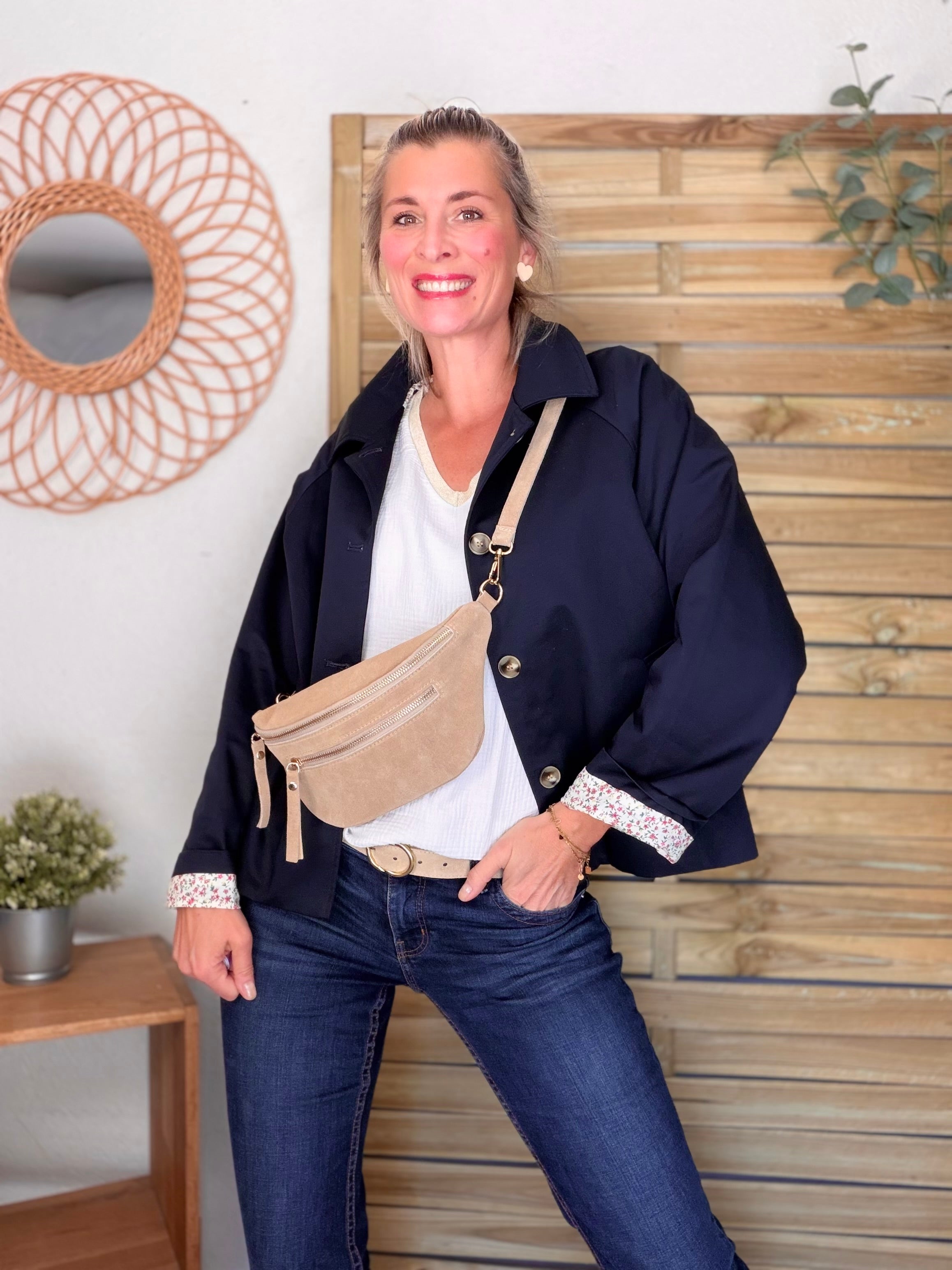 Sac banane avec poche avant, en cuir daim HOLLY - Taupe clair
