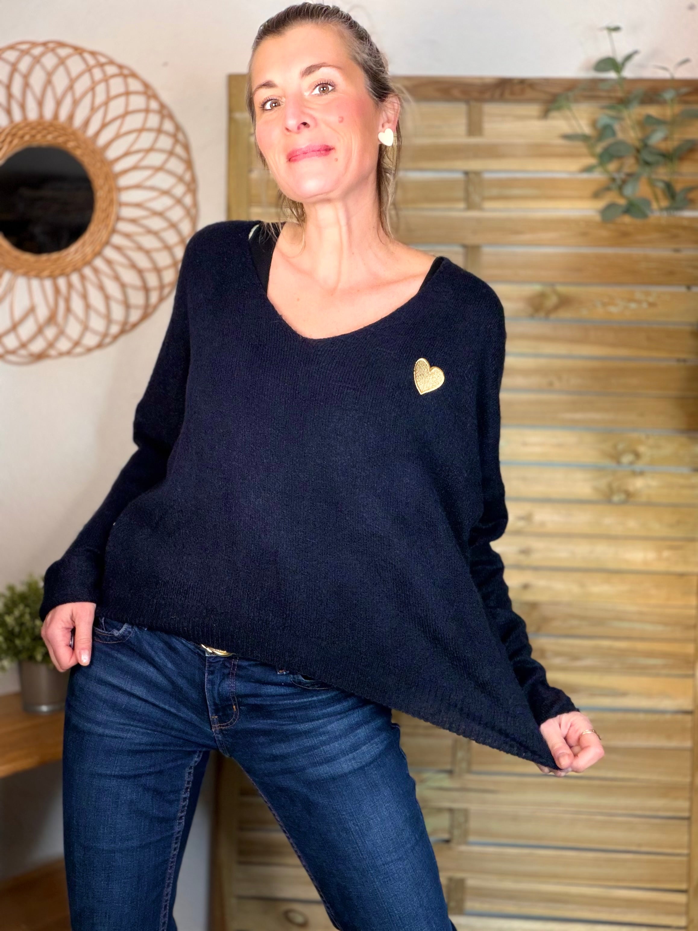 Pull léger en maille col V cœur doré brodé 💛 MELINA - Bleu marine