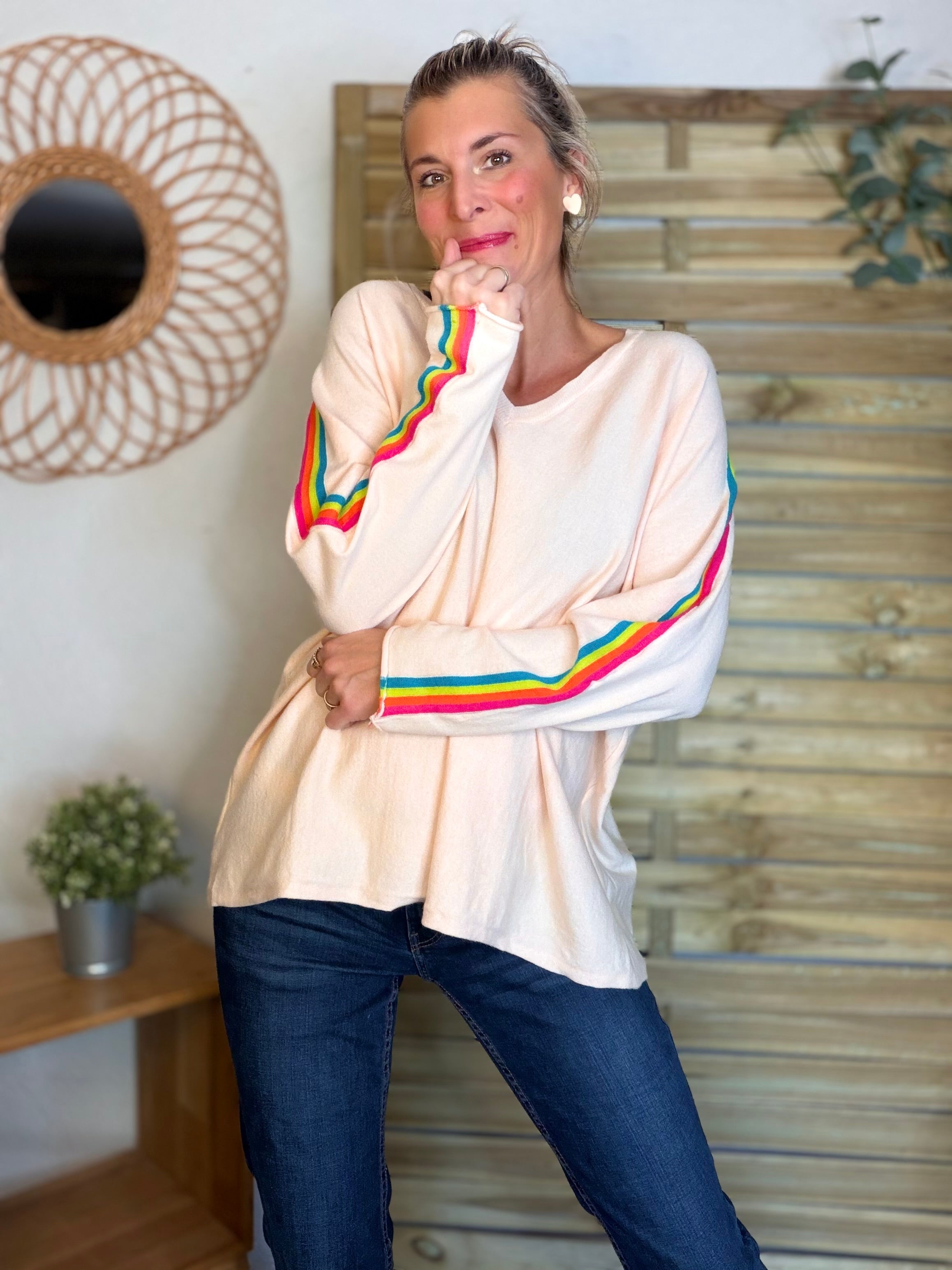 Pull fin avec bandes colorées, col V - RAINBOW OVERSIZE 🌈 Rose orangé