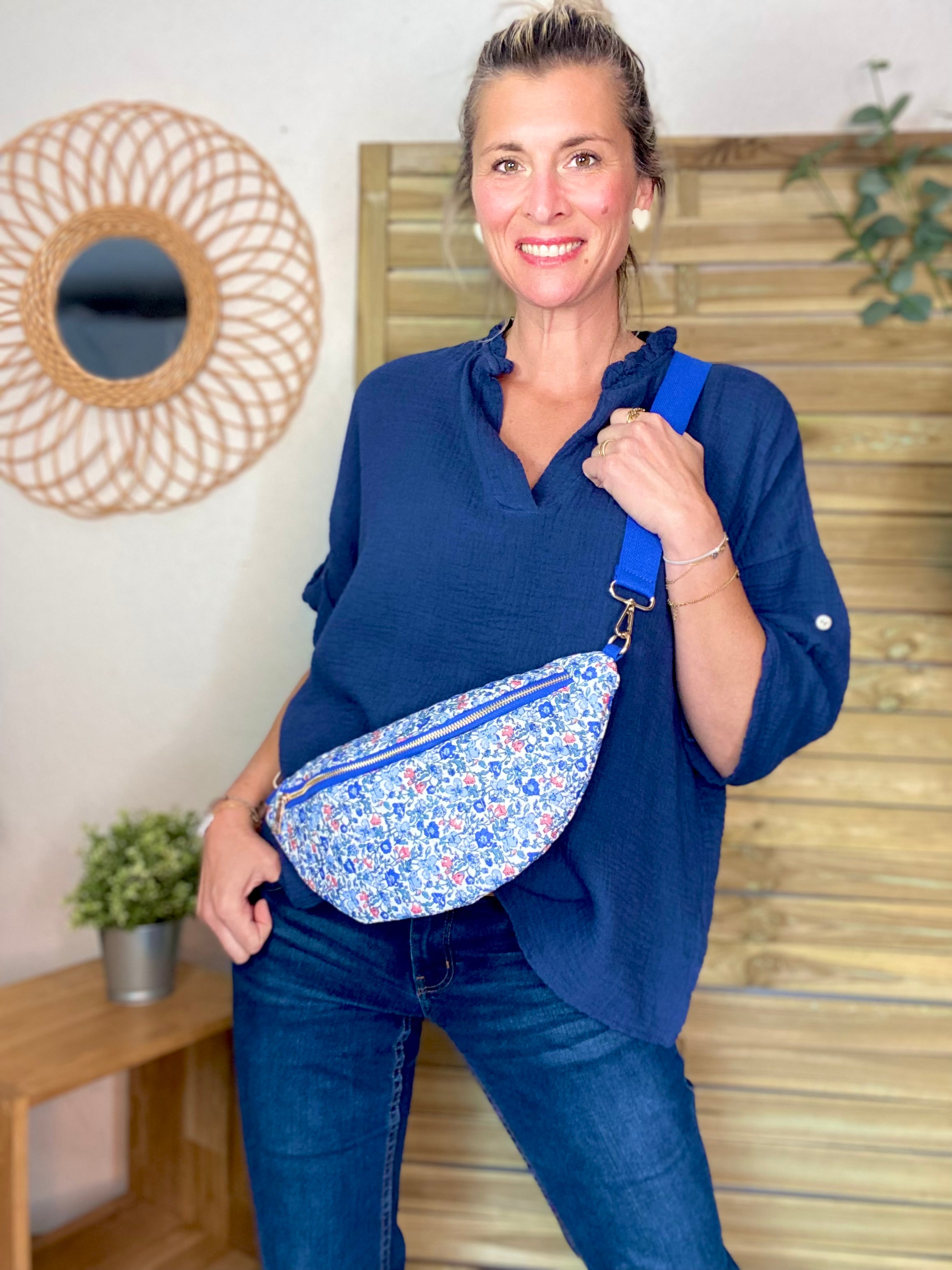 Sac banane XL - IVY - Bleu fleuri matelassé (20 coloris)