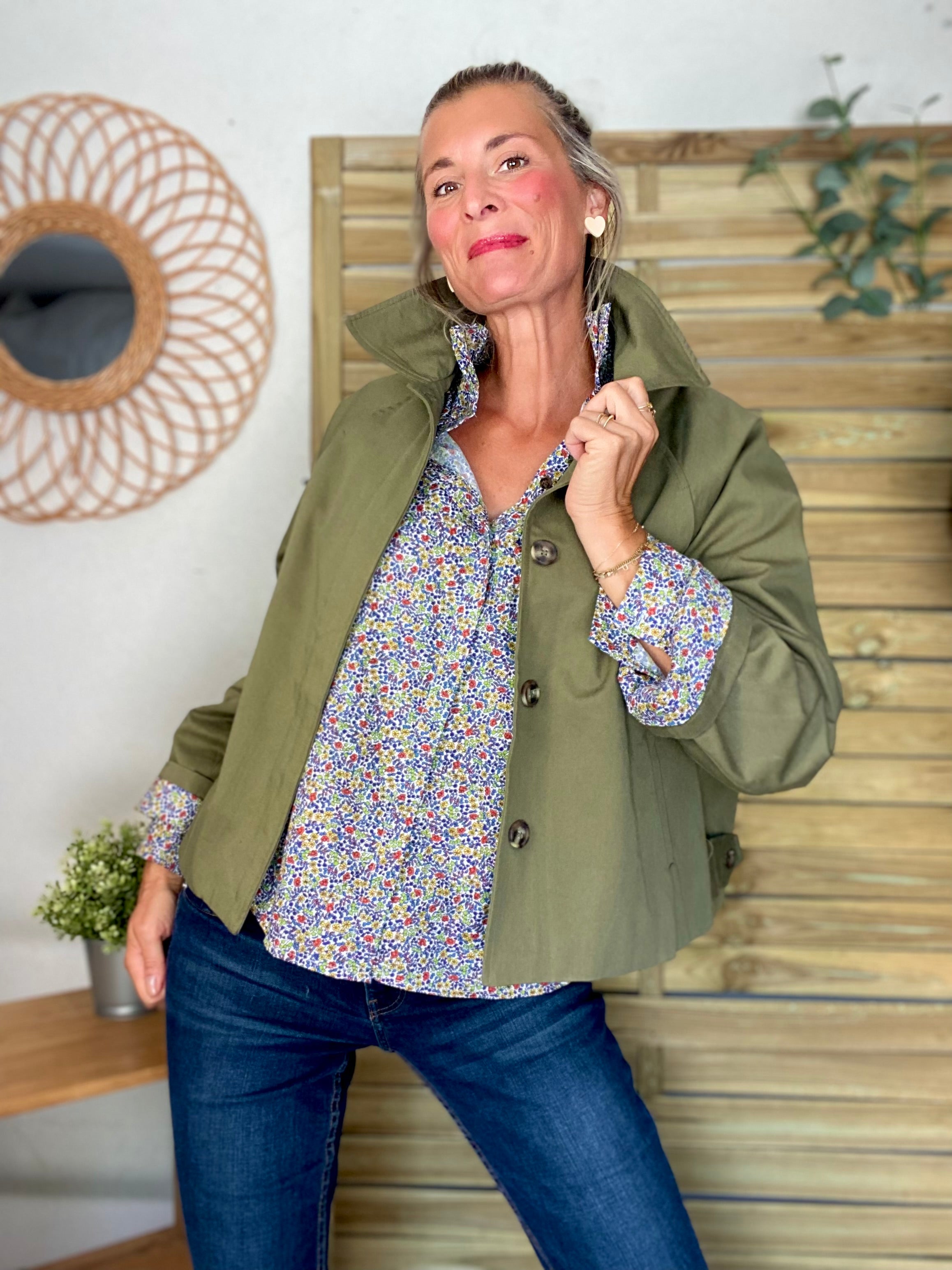 Chemise imprimée Liberty bleu, col victorien volanté CHARLOTTE