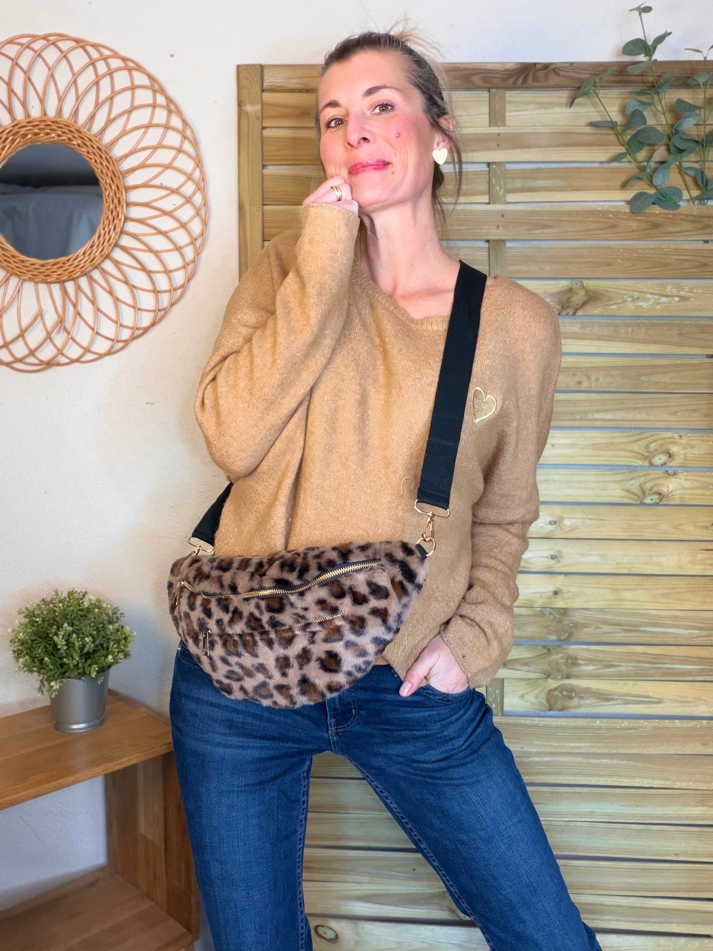 Sac banane L avec poche zippée avant, fourrure Léo Taupe - STACEY 🐆