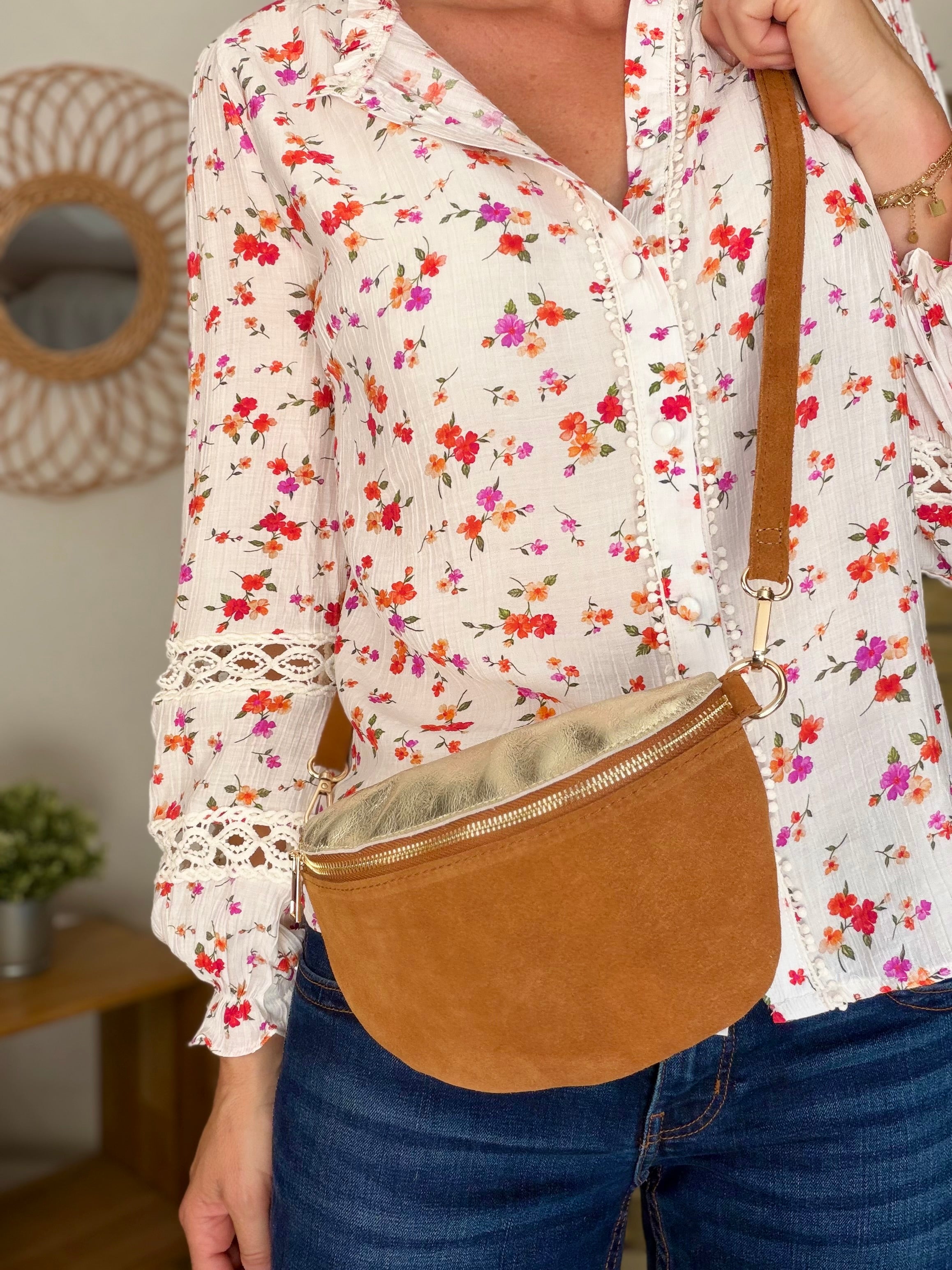Sac banane M bi-matière en cuir irisé et velours 24cm - POLLY- Camel/Doré