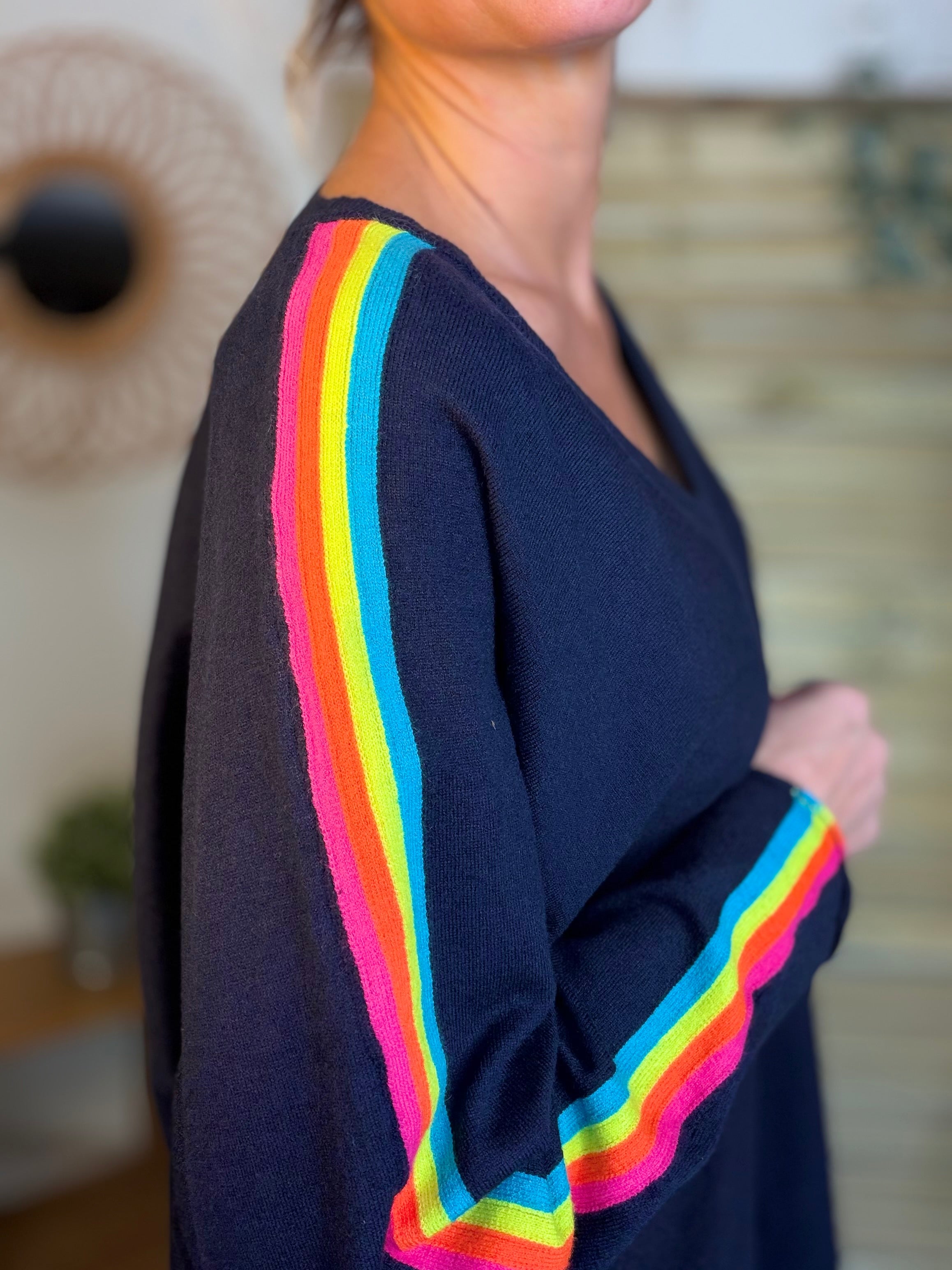 Pull fin avec bandes colorées, col V - RAINBOW OVERSIZE 🌈 Bleu marine