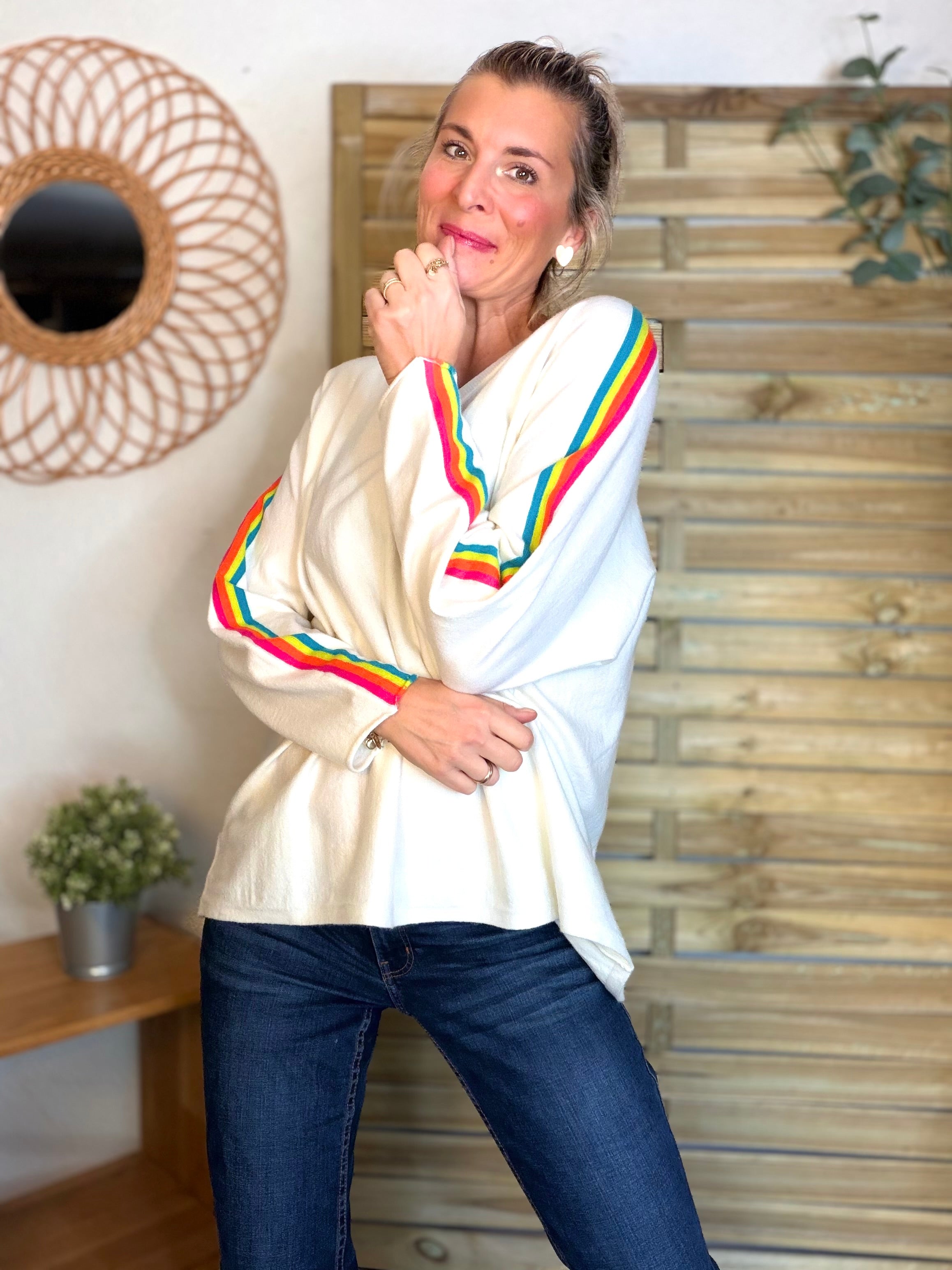 Pull fin avec bandes colorées, col V - RAINBOW OVERSIZE 🌈 Écru