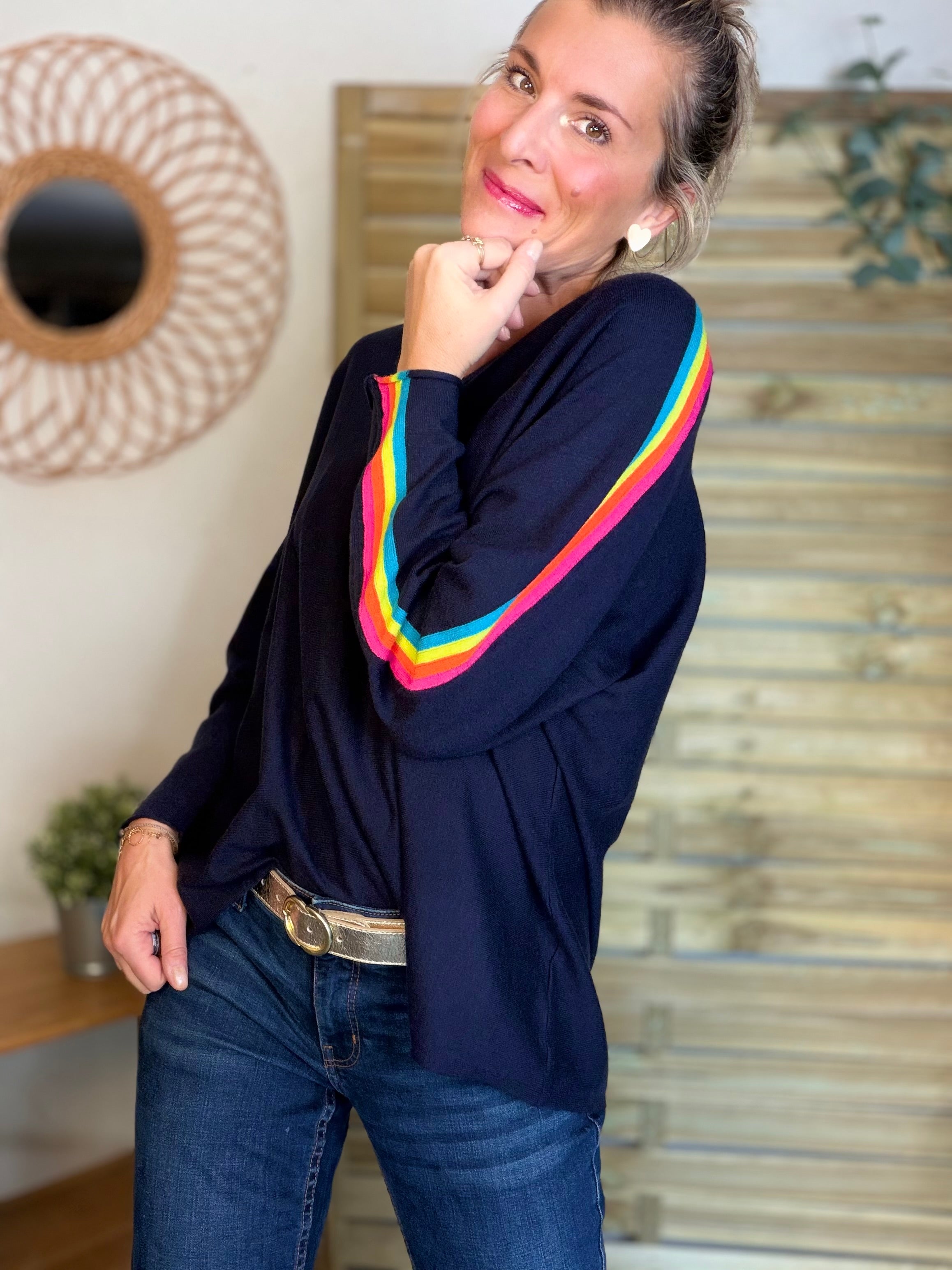 Pull fin avec bandes colorées, col V - RAINBOW OVERSIZE 🌈 Bleu marine