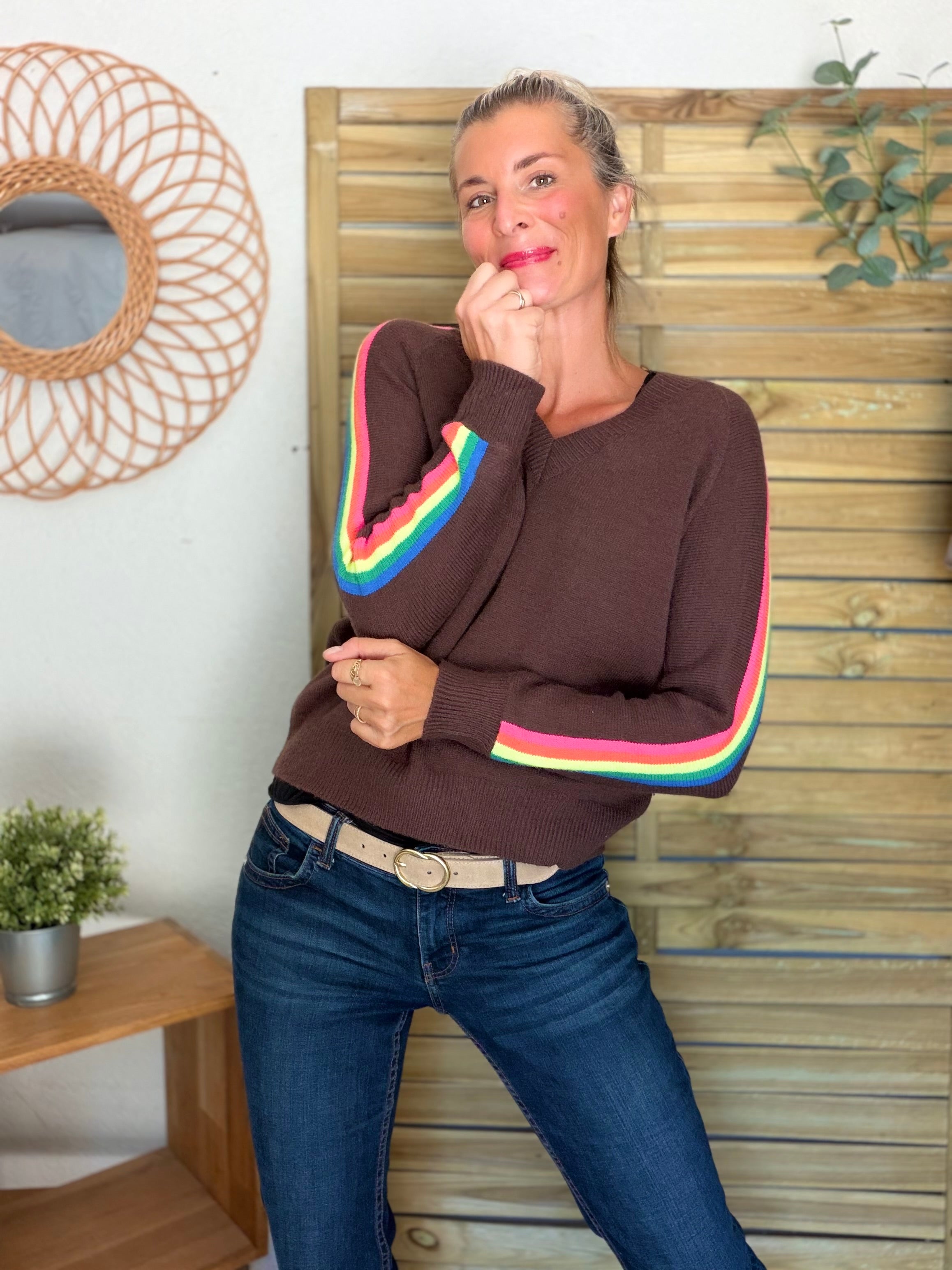 Pull épais avec bandes colorées, col V - RAINBOW 🌈 Chocolat - Winter 2026