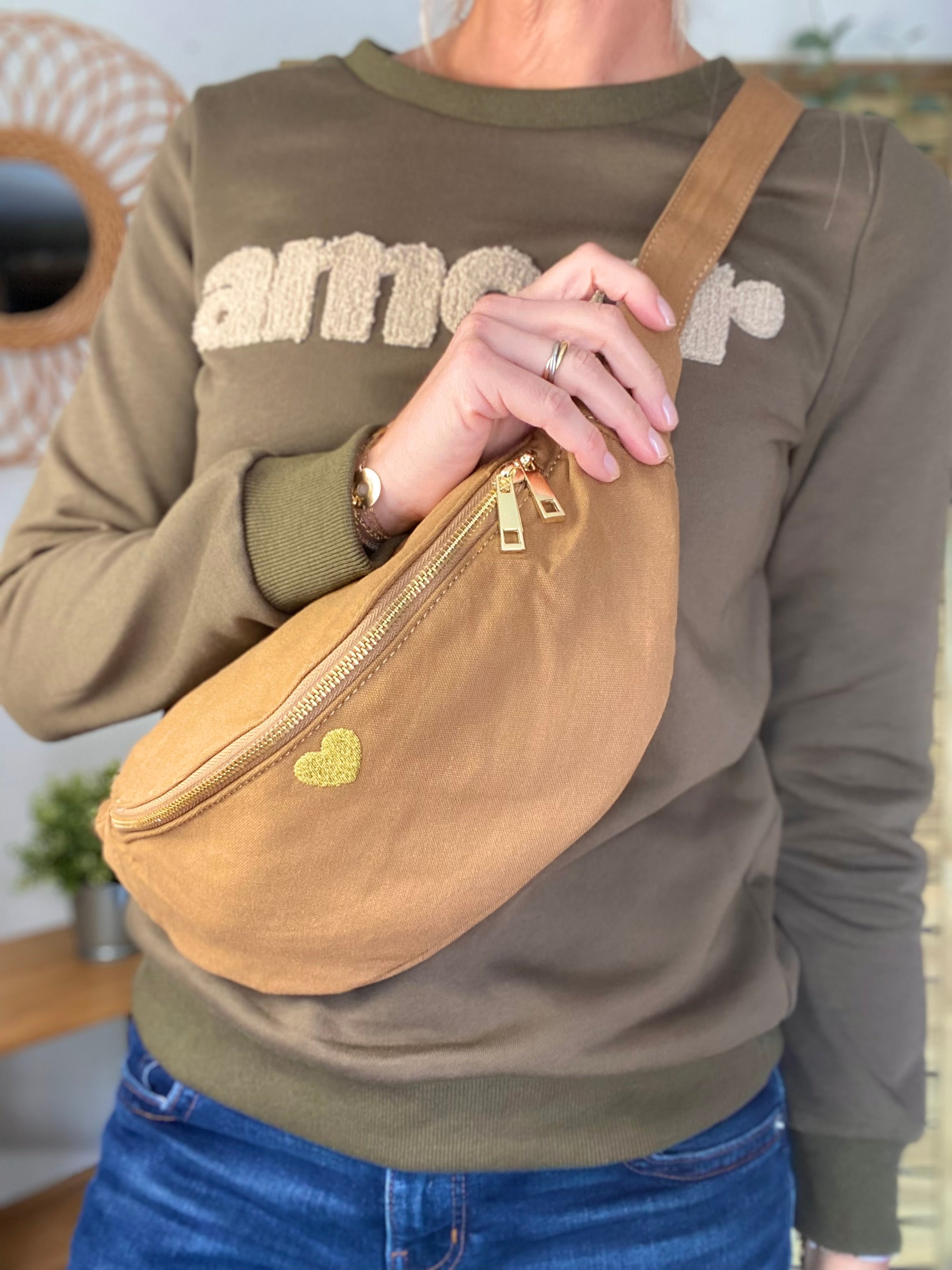 Sac banane en coton Coeur brodé 💛 CASSIDY - Camel