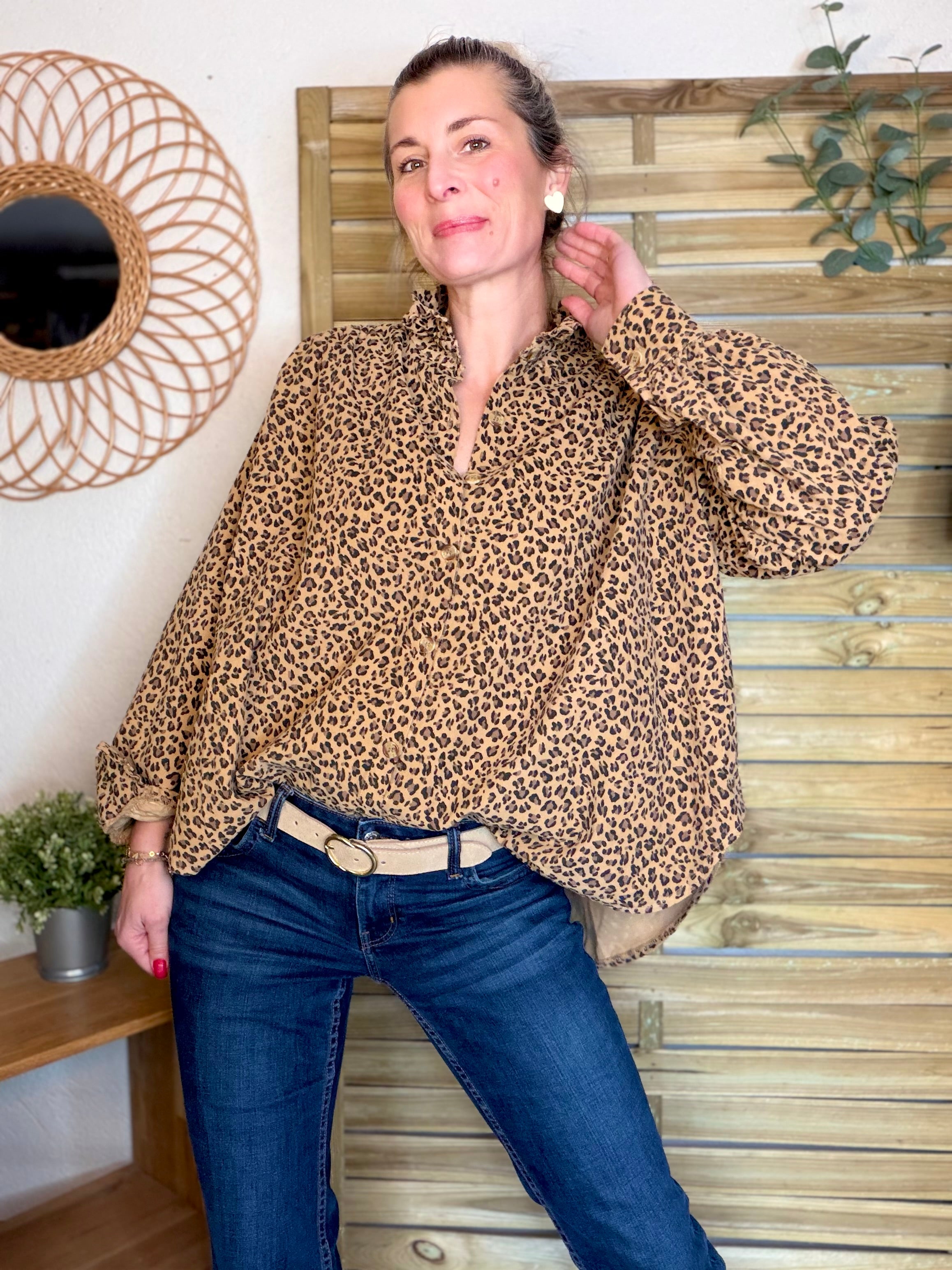 Chemise en velours côtelé fin coton, col volanté FRIDA - Léo camel 🐆
