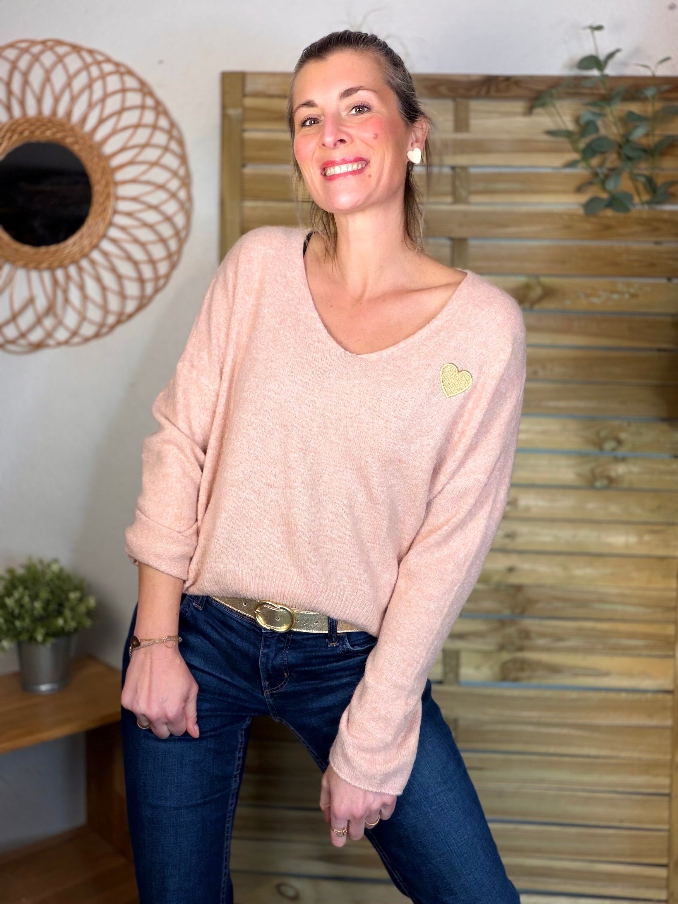 Pull léger en maille col V cœur doré brodé 💛 MELINA - Rose clair