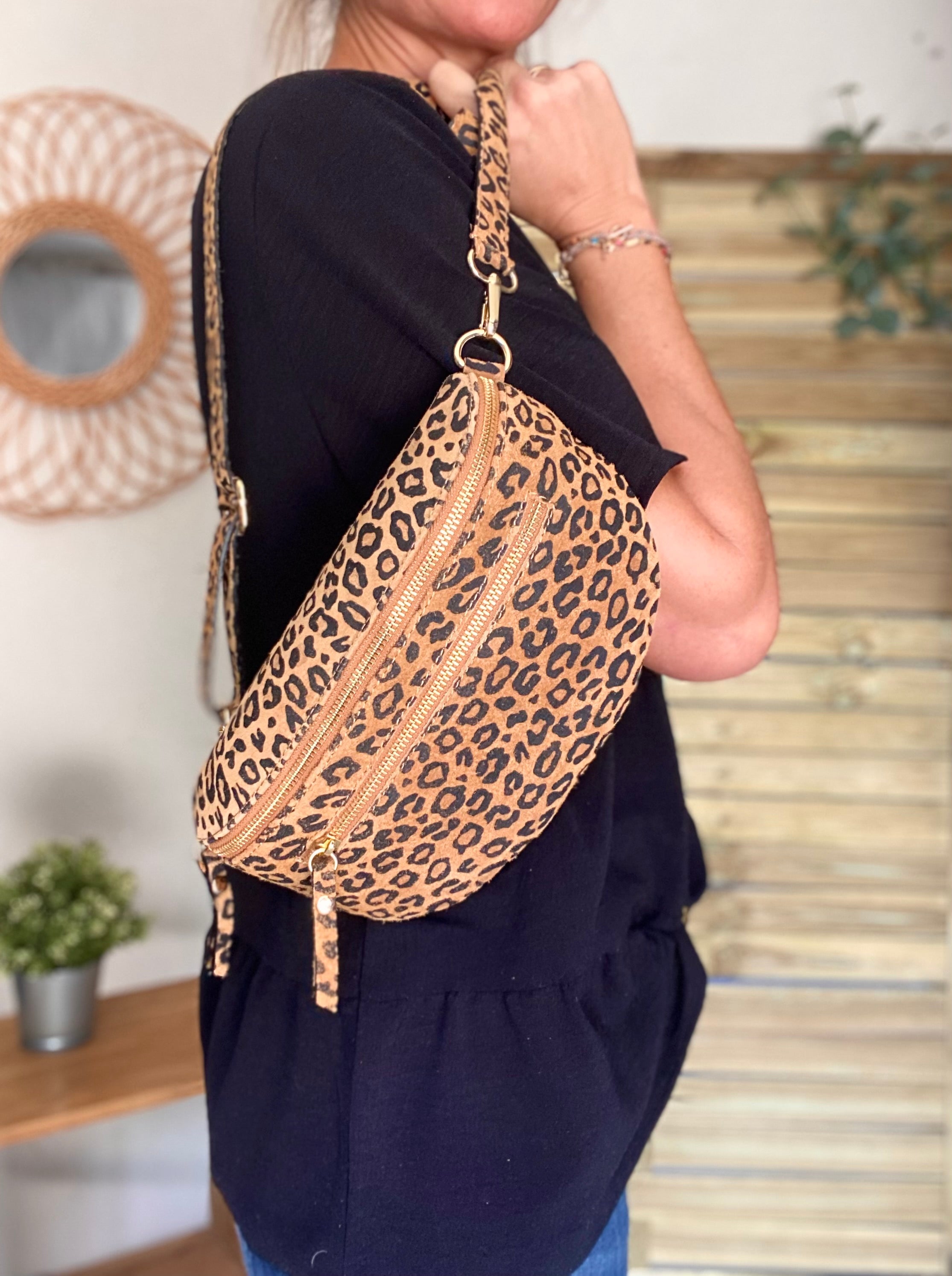 Sac banane en croûte de cuir Léo + poche avant ALISON - Léo camel