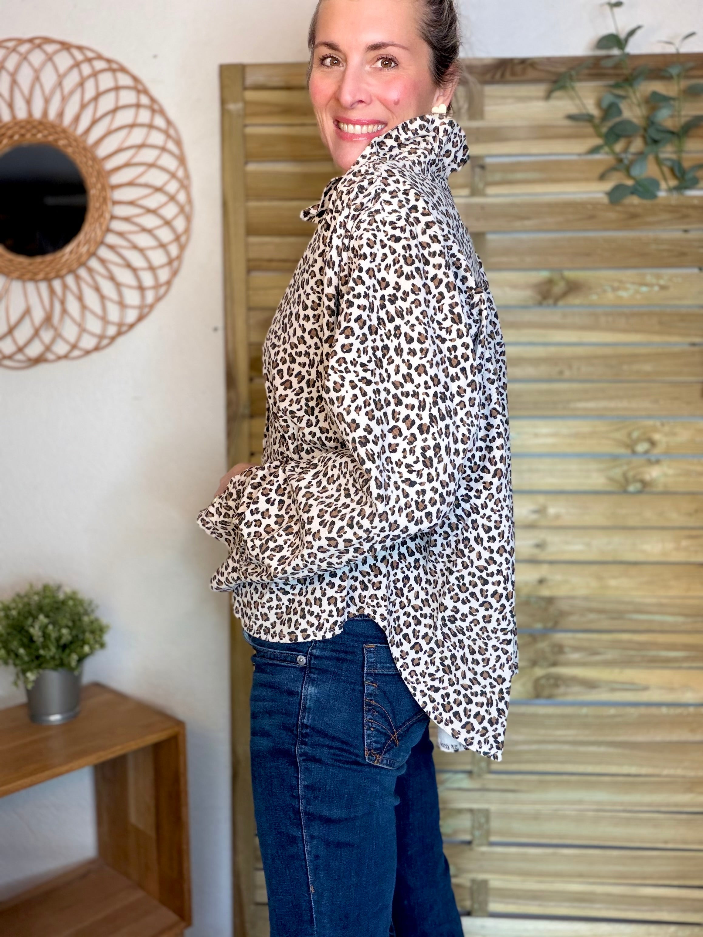 Chemise en velours côtelé fin coton, col volanté FRIDA - Léo beige 🐆