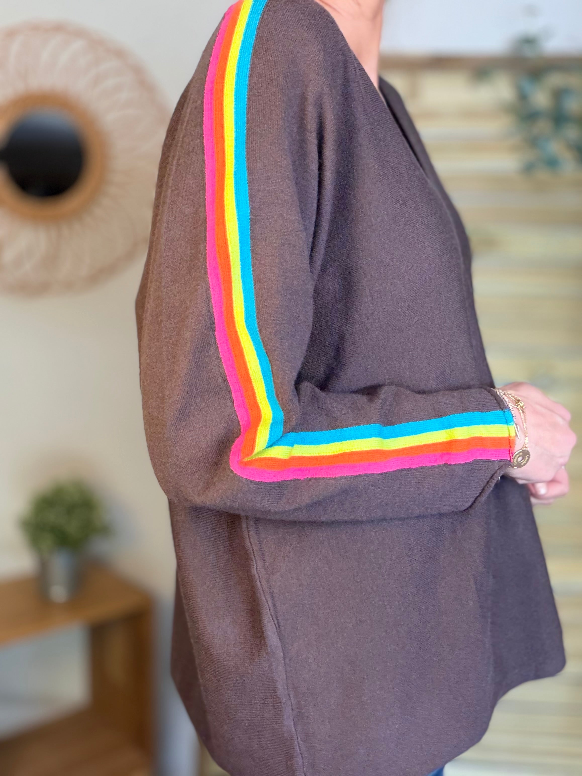 Pull fin avec bandes colorées, col V - RAINBOW OVERSIZE 🌈 Chocolat