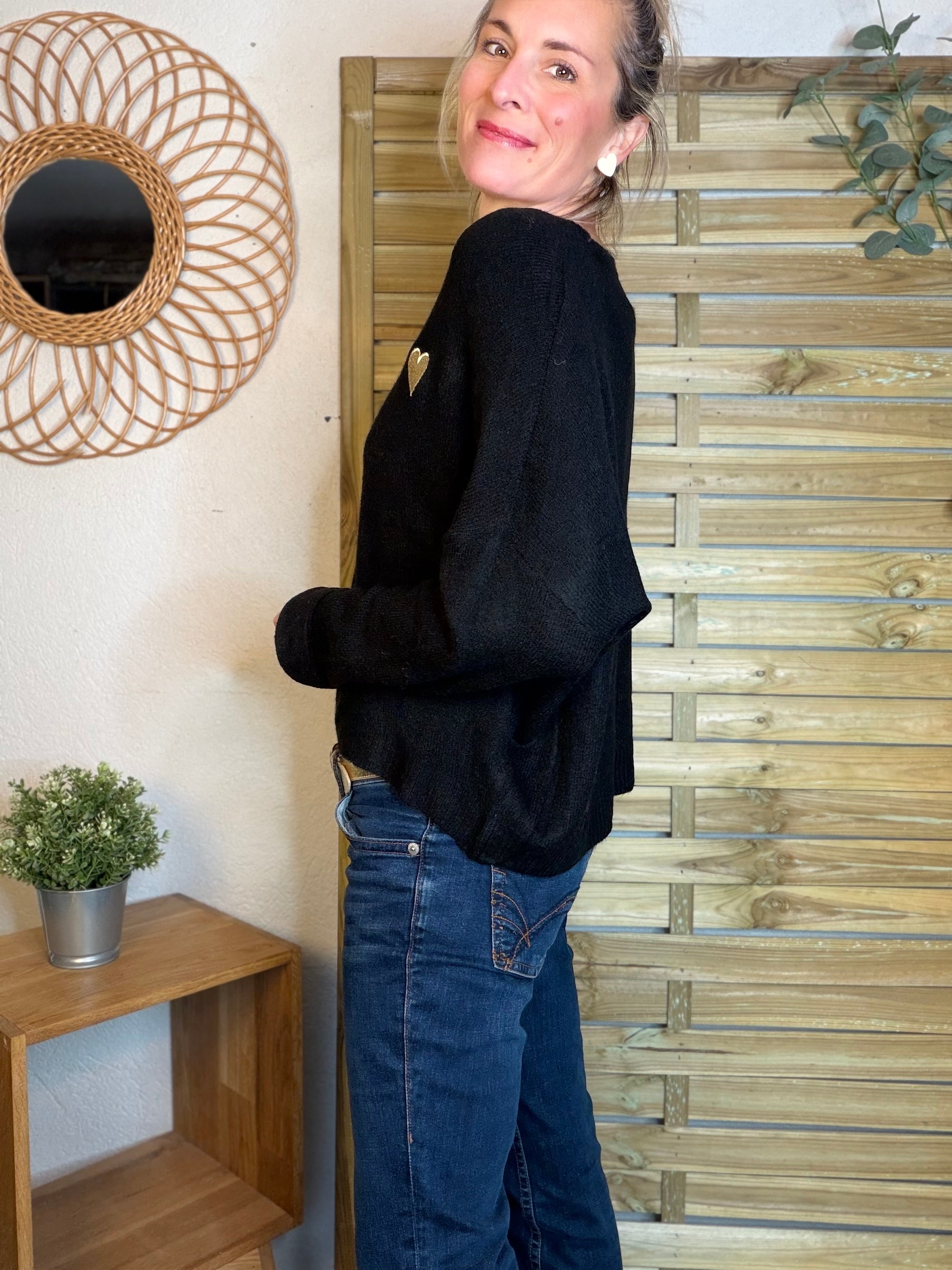 Pull léger en maille cœur doré brodé 💛 MELISSA - Noir