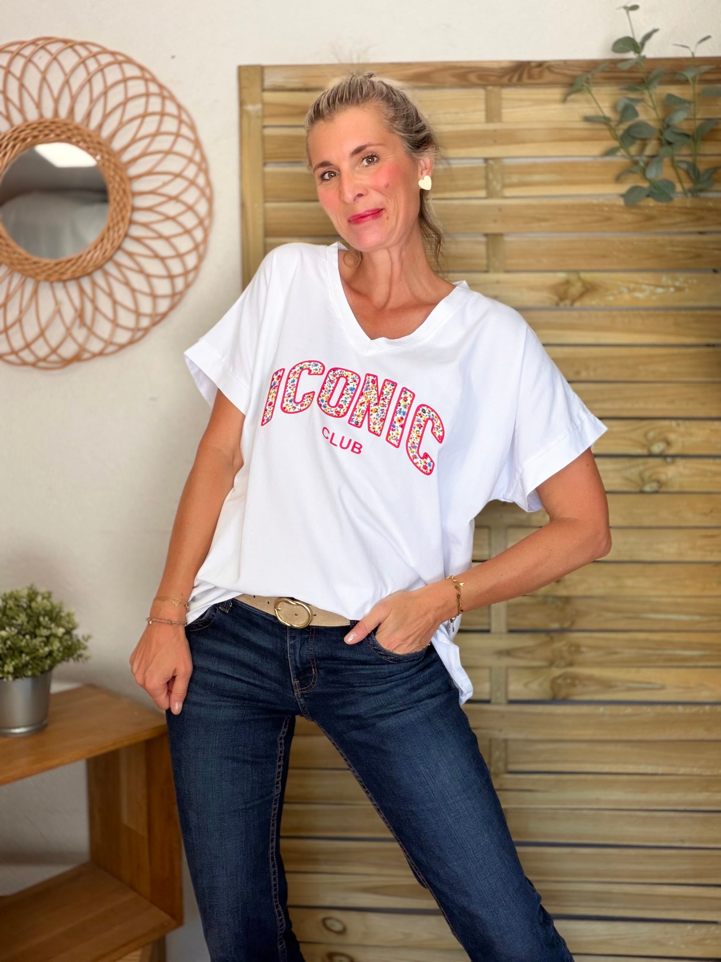 Tee shirt col V ICONIC club fleuri oversized MILA Blanc