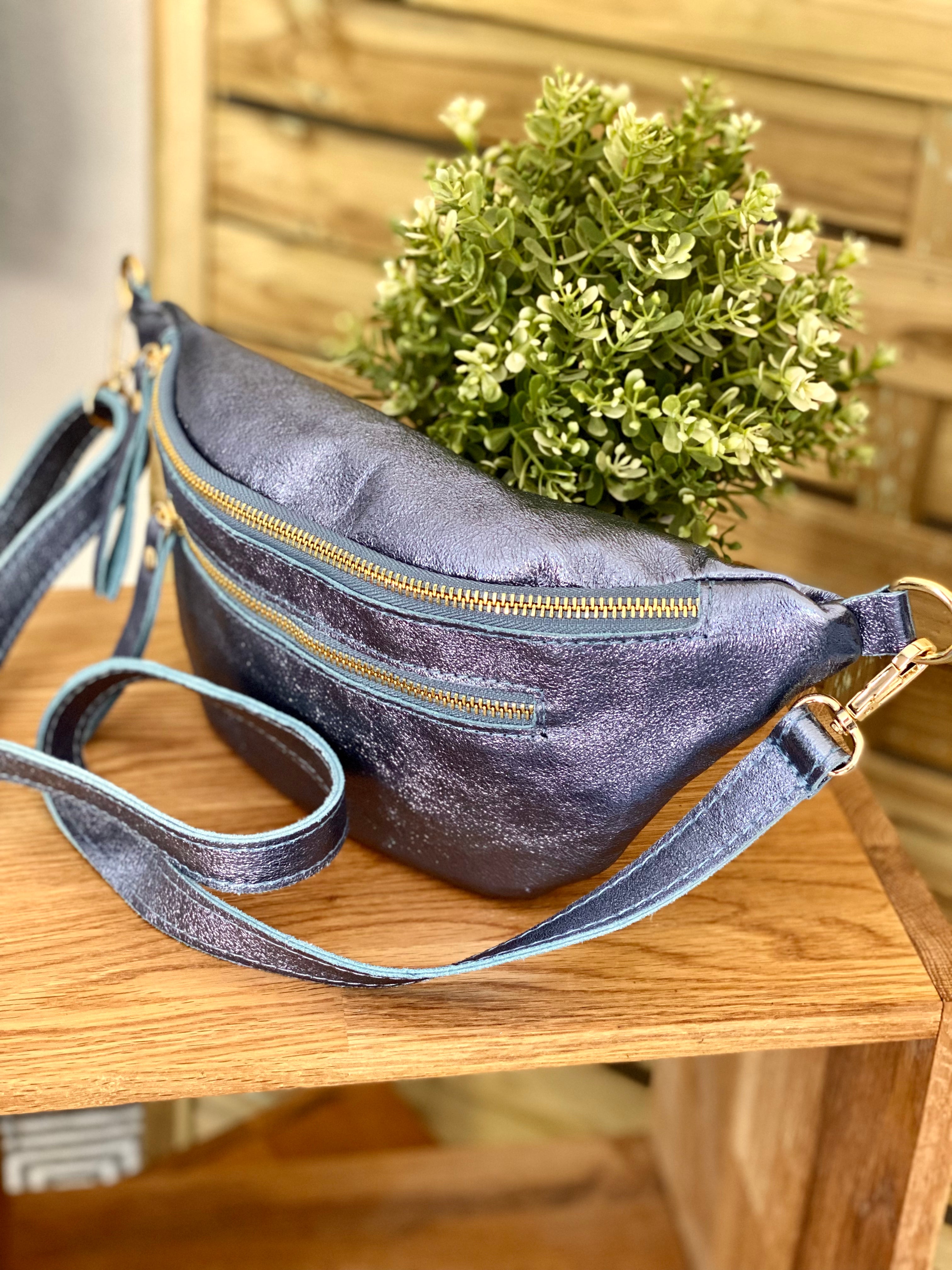 Sac banane en cuir irisé ERYN - Bleu Jean (9 coloris)