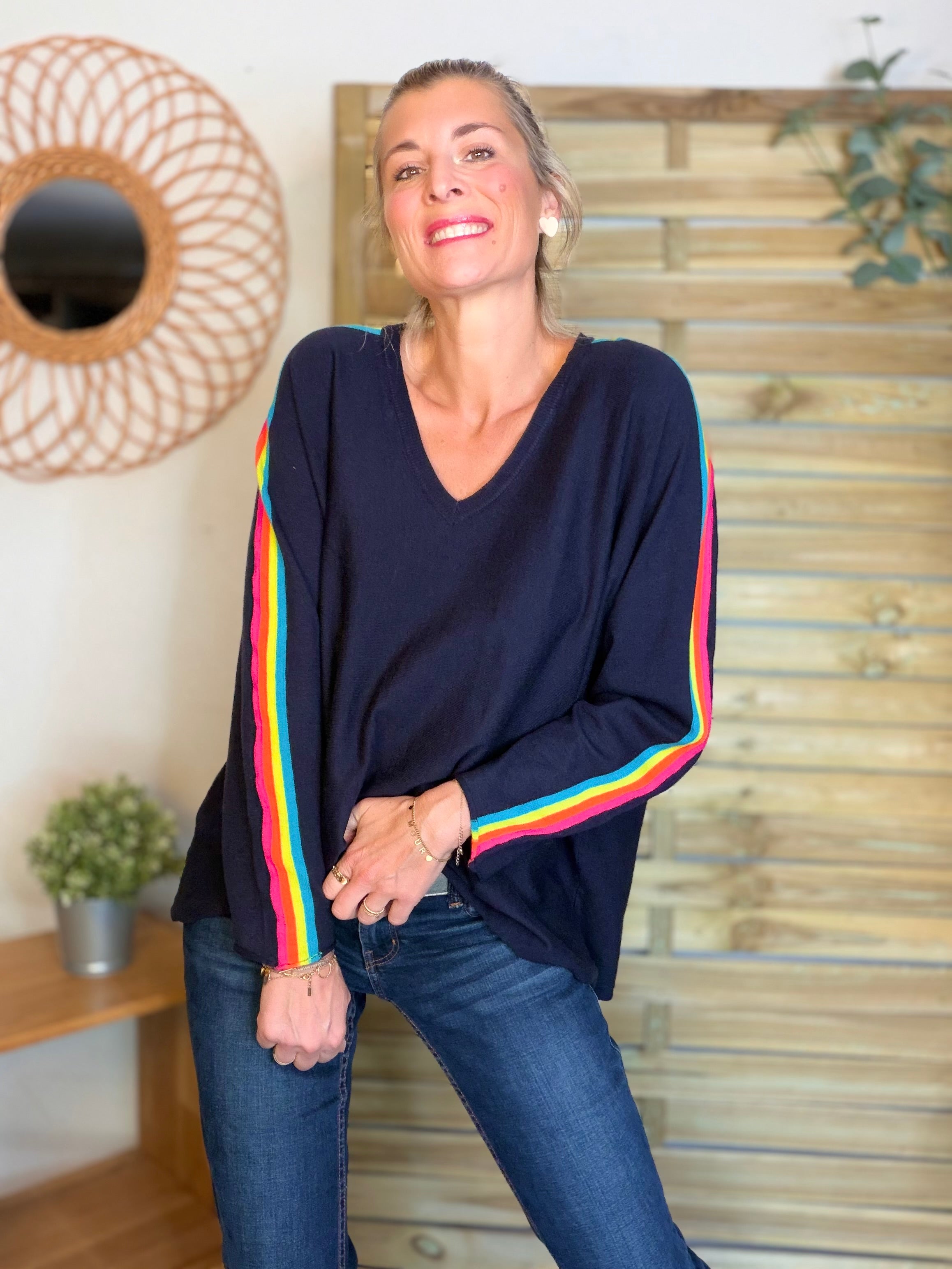 Pull fin avec bandes colorées, col V - RAINBOW OVERSIZE 🌈 Bleu marine
